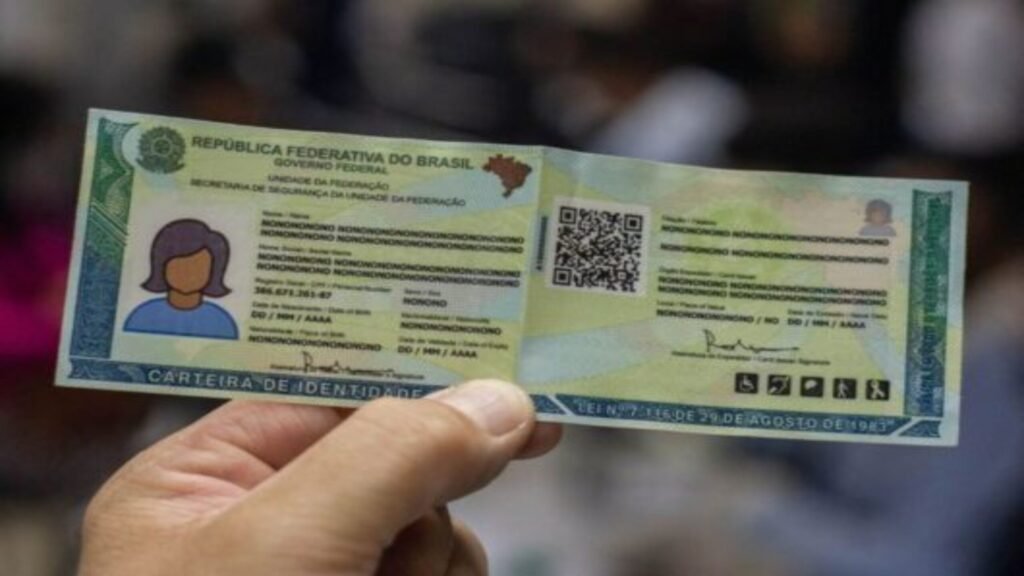 Como funciona a emissão da nova Carteira de Identidade Nacional pelo Gov.br? A emissão é feita online pelo portal Gov.br, simplificando o processo e reduzindo a necessidade de comparecimento presencial apenas para coleta de biometria. Por que o CPF é importante na nova carteira de identidade? O CPF é o identificador único do documento, unificando a identificação e reorganizando os dados civis no poder público. Quais são os requisitos para solicitar a nova carteira de identidade? É necessário ter uma conta Gov.br nos níveis prata ou ouro e manter o CPF ativo e regular. Como corrigir erros nos dados pessoais antes de solicitar a carteira? Erros de nome, filiação ou data de nascimento devem ser corrigidos previamente na Receita Federal. Quais documentos são necessários para o pedido da carteira? Documentos variam por estado, mas geralmente incluem arquivos em PDF ou imagem legível para conferência de dados. Como enviar documentos digitais pelo sistema Gov.br? Em alguns estados, documentos podem ser enviados antecipadamente pelo sistema Gov.br, facilitando a conferência de dados. Como acessar o serviço da Carteira de Identidade Nacional no Gov.br? Acesse o site ou aplicativo Gov.br, faça login com CPF e senha, e localize o serviço da Carteira de Identidade Nacional. O que fazer após acessar o serviço no Gov.br? Confira e corrija dados importados do CPF e cadastro Gov.br, informe endereço, contatos e envie documentos digitais se necessário. Como agendar a coleta de biometria? Escolha o local de atendimento, agende data e horário, e gere a taxa de emissão, observando possíveis isenções. Por que é necessário comparecer presencialmente para a coleta de biometria? A coleta de digitais, foto e assinatura é feita em equipamentos conectados às bases dos institutos de identificação. O que levar no dia agendado para a coleta de biometria? Leve os documentos originais informados no sistema para que o atendimento seja rápido e eficiente. Qual é o prazo médio para análise e produção da carteira? O prazo médio varia de duas a quatro semanas após o pedido seguir para análise e produção. Como acompanhar o processo de emissão da carteira? Um número de protocolo é gerado para acompanhar as fases do processo, como análise, produção e liberação. Por que é importante manter e-mail e telefone atualizados? Para receber avisos automáticos sobre pendências ou disponibilidade do documento. O que verificar ao receber a Carteira de Identidade Nacional? Confira nome, CPF, filiação e data de nascimento para evitar problemas em situações que exigem identificação oficial. O que fazer em caso de divergências nos dados da carteira? Procure o órgão responsável para correção, evitando problemas em bancos, concursos, viagens, etc. Como a nova carteira de identidade simplifica a vida do cidadão? Unifica a identificação em torno do CPF e reduz a burocracia, facilitando o acesso a serviços públicos.