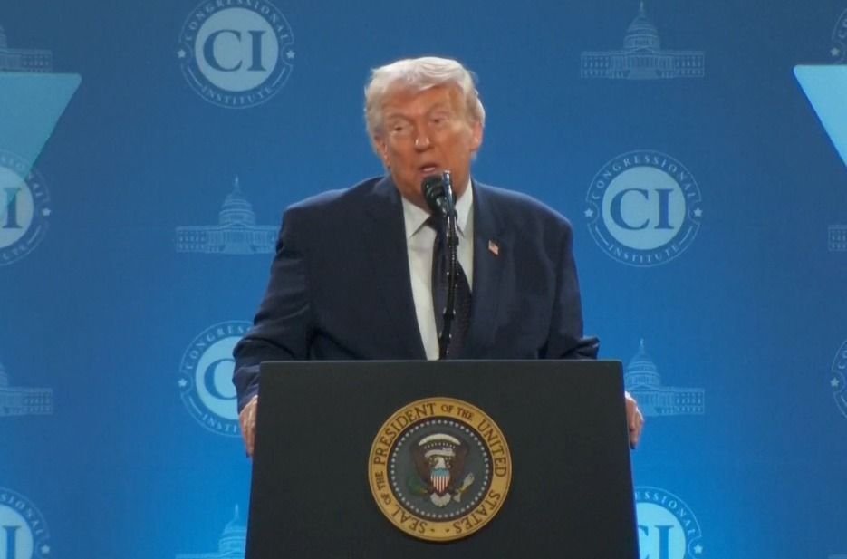 O Congresso americano pode realmente tirar Trump do poder? Não, mas pode limitar suas ações, especialmente em relação à guerra no Oriente Médio. A destituição não é possível, mas o Legislativo tem poder para restringir decisões presidenciais. Quais são as limitações que o Congresso pode impor a Trump? O Congresso pode bloquear a liberação de recursos financeiros, como os 200 bilhões de dólares que Trump busca para operações militares. Sem esse apoio, suas estratégias podem ser comprometidas. Por que há resistência no Congresso quanto ao apoio à guerra? A resistência vem de divergências internas na base republicana. Enquanto alguns, como Lindsey Graham, apoiam a intervenção, outros congressistas se opõem, dificultando a aprovação de recursos. Como as eleições legislativas afetam a governabilidade de Trump? As eleições de meio de mandato são cruciais. Se os republicanos perderem a maioria, a capacidade de Trump de implementar políticas será severamente limitada, resultando em governabilidade restrita. Qual é o papel das eleições de meio de mandato na política americana? Elas funcionam como um termômetro da aprovação popular ao governo. A renovação de um terço do Senado e toda a Câmara dos Deputados pode mudar o equilíbrio de poder no Congresso. Como a política externa de Trump pode influenciar as eleições? O impacto direto na vida dos americanos, especialmente em questões de guerra, pode influenciar o resultado das eleições, representando um risco político para Trump. O que é o CEPAC e qual sua importância para Trump? O CEPAC é um evento importante para medir o apoio à administração Trump. Realizado no Texas, serve como indicador da popularidade de suas decisões, especialmente em relação ao conflito. Quais são as consequências de uma possível perda da maioria republicana no Congresso? A perda da maioria comprometeria a capacidade de Trump de prosseguir com operações militares e implementar políticas, resultando em dois anos de governabilidade limitada. Como a divisão interna no Partido Republicano afeta Trump? A divisão enfraquece o apoio a Trump, tornando mais difícil a aprovação de suas propostas, especialmente aquelas relacionadas à guerra. Por que a liberação de 200 bilhões de dólares é crucial para Trump? Esse montante é necessário para continuar operações militares no Oriente Médio. Sem ele, as estratégias de Trump podem ser inviabilizadas. Quais são os desafios políticos que Trump enfrenta atualmente? Além da resistência no Congresso, Trump enfrenta o desafio das eleições de meio de mandato, que podem alterar o equilíbrio de poder e sua capacidade de governar. Como a opinião pública pode influenciar as decisões do Congresso? A opinião pública, refletida nas eleições, pode pressionar congressistas a se posicionarem contra ou a favor das políticas de Trump, afetando suas decisões. O que está em jogo para Trump nas próximas eleições? A manutenção da maioria republicana é crucial para sua governabilidade. A perda dessa maioria pode limitar severamente suas ações nos próximos dois anos. Como a guerra no Oriente Médio impacta a política interna dos EUA? A guerra afeta diretamente a vida dos americanos, influenciando a opinião pública e, consequentemente, o resultado das eleições e o apoio ao governo. Quais são as possíveis consequências para Trump se ele não conseguir apoio do Congresso? Sem apoio, Trump enfrentará dificuldades para implementar suas políticas, especialmente em relação à guerra, resultando em governabilidade limitada e desafios políticos significativos.