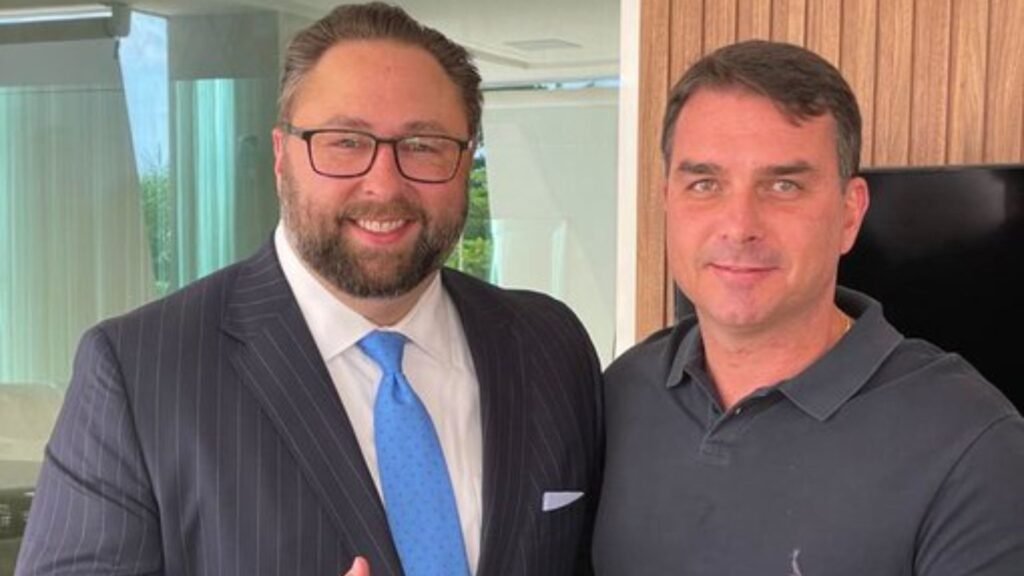 **Conselheiro de Trump Posa com Flávio: “Próximo Presidente”** O que motivou o encontro entre Jason Miller e Flávio Bolsonaro na CPAC? O conselheiro político norte-americano **Jason Miller**, conhecido por sua ligação com o ex-presidente dos Estados Unidos, **Donald Trump**, encontrou-se com o senador brasileiro **Flávio Bolsonaro** durante a **Conferência de Ação Política Conservadora (CPAC)**. Este evento é reconhecido como o principal fórum internacional do conservadorismo, reunindo anualmente políticos, empresários e ativistas ligados à direita, especialmente dos Estados Unidos. Segundo a publicação, o encontro ocorreu em um contexto de articulação política, onde Miller expressou seu apoio à candidatura de Flávio Bolsonaro à presidência do Brasil. Por que Jason Miller declarou apoio a Flávio Bolsonaro? Jason Miller, que atuou como conselheiro sênior nas campanhas presidenciais de Trump em 2016, 2020 e 2024, publicou em suas redes sociais uma mensagem de apoio ao senador Flávio Bolsonaro, afirmando que ele será o "próximo presidente" do Brasil. A declaração foi feita após o encontro na CPAC, onde Miller postou uma foto ao lado do senador e escreveu, em português: “O nosso próximo presidente. Já ganhou!”. Este apoio pode ser visto como uma extensão da aliança entre as correntes conservadoras dos Estados Unidos e do Brasil, reforçando a conexão entre as lideranças políticas de ambos os países. Qual é a importância da CPAC para o campo conservador? A **CPAC** é um evento de grande relevância para o campo conservador, pois serve como um espaço de articulação internacional. Segundo a publicação, a conferência reúne anualmente figuras proeminentes da direita, promovendo debates e estratégias políticas. A edição deste ano contou com a participação de **Eduardo Bolsonaro**, irmão de Flávio, como um dos oradores convidados, o que destaca a presença significativa da família Bolsonaro no evento e sua influência no cenário político conservador. Como a declaração de apoio de Jason Miller pode impactar a candidatura de Flávio Bolsonaro? O apoio de Jason Miller pode ter um impacto significativo na candidatura de Flávio Bolsonaro ao Planalto. A declaração pública de um conselheiro influente, ligado a Donald Trump, pode fortalecer a imagem de Flávio entre os eleitores conservadores e aumentar sua visibilidade internacional. Além disso, a aliança com figuras proeminentes do conservadorismo norte-americano pode proporcionar a Flávio Bolsonaro acesso a recursos e estratégias políticas que podem ser decisivas em sua campanha. Qual foi a reação de Flávio Bolsonaro ao apoio recebido? Flávio Bolsonaro, em suas redes sociais, compartilhou um vídeo com críticas a uma declaração do presidente Luiz Inácio Lula da Silva, onde Lula comete um lapso e diz que o Brasil será respeitado “no mundo do crime”. Ao repercutir o material, Jason Miller reforçou, em inglês, seu apoio ao senador, destacando sua confiança na vitória de Flávio nas próximas eleições presidenciais. Essa interação nas redes sociais demonstra a estratégia de Flávio em se posicionar como uma alternativa ao atual governo, utilizando o apoio internacional como um trunfo em sua campanha. Em resumo, o encontro entre Jason Miller e Flávio Bolsonaro na CPAC e a subsequente declaração de apoio do conselheiro norte-americano destacam a importância das alianças internacionais no cenário político brasileiro. A conexão com figuras influentes do conservadorismo global pode desempenhar um papel crucial na trajetória política de Flávio Bolsonaro, potencialmente influenciando o resultado das próximas eleições presidenciais no Brasil.