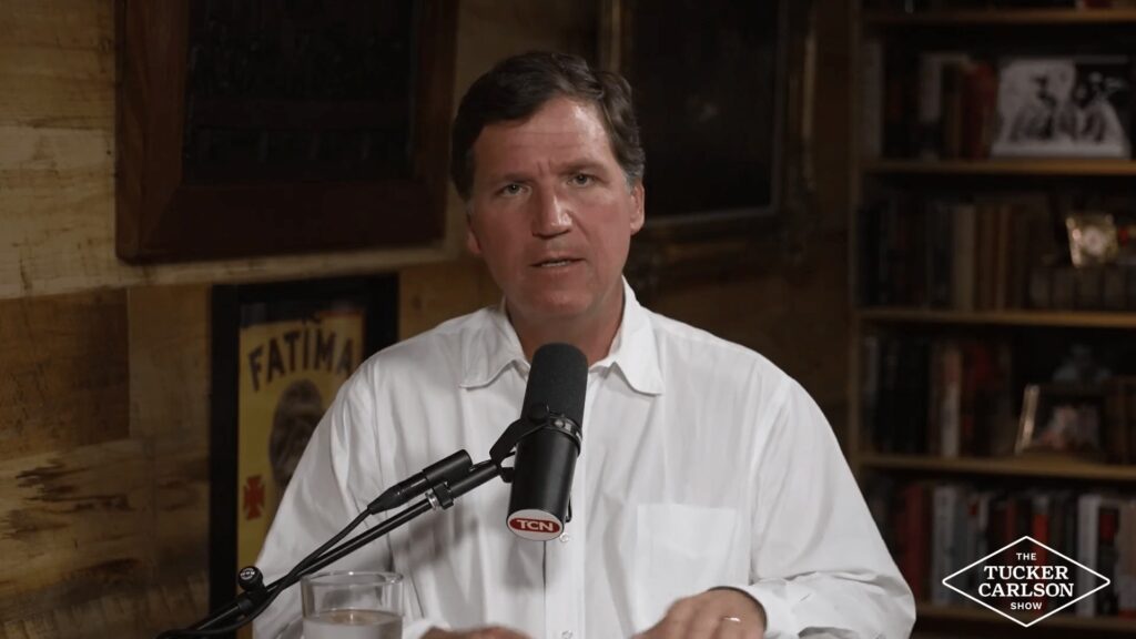 O ex-apresentador da Fox News, **Tucker Carlson**, uma figura influente na direita americana e conhecido por seu apoio ao ex-presidente Donald Trump, fez acusações sérias contra a **CIA**. Segundo a publicação do InfoMoney, Carlson afirmou que a agência de inteligência dos Estados Unidos leu suas mensagens privadas sobre o Irã e está preparando uma acusação para incriminá-lo. Essas alegações surgem após suas críticas à guerra no Irã, um tema que tem gerado debates acalorados nos círculos políticos americanos. De acordo com o site InfoMoney, Carlson acredita que suas críticas à política externa dos EUA, especialmente em relação ao Irã, o tornaram um alvo para a CIA. Ele sugere que a agência está tentando silenciá-lo ou desacreditá-lo devido à sua influência significativa entre os conservadores pró-Trump. Carlson, que deixou a Fox News, continua a ser uma voz ativa e polêmica, frequentemente criticando o que ele vê como excessos do governo e das agências de inteligência. Suas declarações refletem uma desconfiança crescente entre alguns setores da direita americana em relação às instituições governamentais. As alegações de Carlson, conforme relatado pelo InfoMoney, destacam as tensões contínuas entre apoiadores de Trump e as agências de inteligência dos EUA. A guerra no Irã e a política externa dos Estados Unidos são temas sensíveis, e as críticas de Carlson podem ter amplas repercussões políticas. A situação também levanta questões sobre privacidade e vigilância, especialmente quando figuras públicas afirmam que suas comunicações estão sendo monitoradas. O desenrolar desse caso pode influenciar o debate público sobre a relação entre segurança nacional e liberdade de expressão nos Estados Unidos.