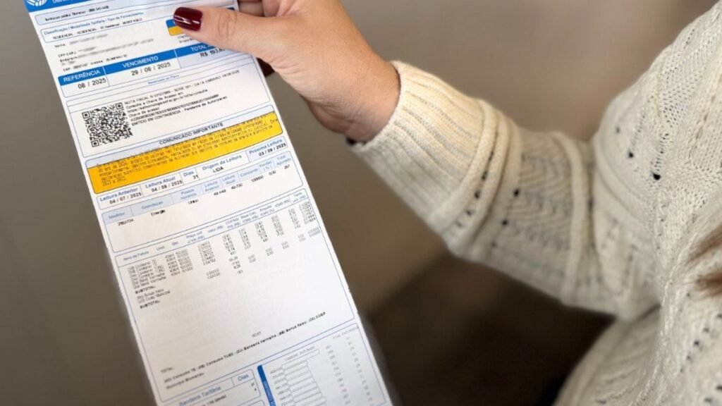 **Conta de Luz Terá Foto do Medidor: Entenda a Nova Regra Aprovada na Câmara** O que muda na conta de luz com a nova regra aprovada? A **conta de luz** poderá passar a incluir uma foto do medidor de energia elétrica, conforme um projeto de lei aprovado pela Comissão de Defesa do Consumidor da Câmara dos Deputados. Essa medida visa comprovar o consumo registrado, aumentando a transparência e a segurança para o consumidor. Por que a foto do medidor é importante? Segundo o deputado Celso Russomanno, relator do Projeto de Lei 1462/21, a inclusão da foto do medidor serve como uma medida preventiva contra fraudes. O registro fotográfico pode evitar irregularidades tanto por parte dos funcionários das concessionárias quanto dos consumidores. A foto funcionará como uma prova visual do consumo registrado, fortalecendo a confiança no serviço prestado. Quem propôs essa mudança? O autor da proposta é o deputado Leonardo Gadelha. Ele acredita que a mudança permitirá que os consumidores tenham mais segurança ao conferir a cobrança de suas contas de luz. Para Gadelha, a transparência proporcionada pela foto do medidor é um indicador de aperfeiçoamento na prestação de serviços públicos. Como será implementada a foto do medidor? A exigência da foto do medidor valerá apenas para as leituras feitas presencialmente, conforme o ajuste recomendado por Russomanno. Isso significa que, quando um funcionário da concessionária for até o local para realizar a leitura do medidor, ele deverá tirar uma foto do equipamento e enviá-la junto à fatura. Qual é o próximo passo para a aprovação do projeto? Apesar de já ter sido aprovado pela Comissão de Defesa do Consumidor, o projeto ainda precisa avançar no Congresso. Ele será analisado, em caráter conclusivo, pelas comissões de Minas e Energia e de Constituição e Justiça e de Cidadania. Para entrar em vigor, o texto também terá de ser aprovado pela Câmara dos Deputados e pelo Senado. Quais são os benefícios esperados com essa medida? A principal vantagem esperada é o aumento da **transparência** na cobrança de energia elétrica. Com a foto do medidor, os consumidores poderão verificar se o consumo registrado na conta corresponde ao que foi efetivamente medido. Isso pode reduzir disputas e reclamações relacionadas a cobranças indevidas ou erros de leitura. Há alguma crítica ou oposição ao projeto? Até o momento, não foram destacadas críticas significativas ao projeto nas informações fornecidas. No entanto, como em qualquer mudança regulatória, é possível que surjam debates sobre a viabilidade técnica e os custos associados à implementação da medida. Quando a nova regra poderá entrar em vigor? Ainda não há uma data definida para a entrada em vigor da nova regra, pois o projeto precisa passar por mais etapas de aprovação no Congresso. Somente após a aprovação final pela Câmara dos Deputados e pelo Senado é que a medida poderá ser implementada. Em resumo, a inclusão da foto do medidor na conta de luz é uma proposta que busca aumentar a transparência e a segurança para os consumidores. A medida ainda está em fase de análise no Congresso, mas, se aprovada, poderá representar um avanço significativo na forma como o consumo de energia elétrica é registrado e cobrado no Brasil.