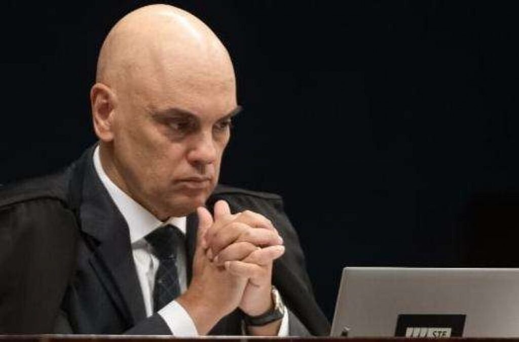 **Contra Bolsonaro, Moraes quer agora “criminalizar a metáfora”** O recente episódio envolvendo o ministro **Alexandre de Moraes** e o ex-presidente **Jair Bolsonaro** trouxe à tona uma discussão sobre a liberdade de expressão e os limites da linguagem metafórica na política. Segundo a publicação do Jornal da Cidade Online, Moraes deu um prazo de 24 horas para que a defesa de Bolsonaro esclareça uma gravação feita pelo ex-deputado **Eduardo Bolsonaro** nos Estados Unidos. Este evento é descrito como parte de uma "perseguição ferrenha e sem precedente na história". **Por que Alexandre de Moraes está pedindo explicações sobre a gravação?** A gravação em questão, realizada por Eduardo Bolsonaro, parece conter elementos que Moraes considera passíveis de esclarecimento. A preocupação do ministro pode estar relacionada ao uso de metáforas que, em seu entendimento, ultrapassam os limites da liberdade de expressão e podem incitar comportamentos indesejados ou ilegais. Este tipo de ação judicial levanta questões sobre como a linguagem é interpretada no contexto político e jurídico. **O que significa "criminalizar a metáfora"?** O termo "criminalizar a metáfora" sugere uma tentativa de tratar expressões figurativas como potenciais crimes, caso sejam interpretadas como incitadoras de violência ou desordem. No contexto político, metáforas são frequentemente usadas para criticar ou satirizar oponentes, mas a linha entre liberdade de expressão e discurso de ódio pode ser tênue. A ação de Moraes pode ser vista como uma tentativa de definir mais claramente essa linha. **Qual é a posição dos apoiadores de Bolsonaro sobre essa ação?** Os apoiadores de Bolsonaro, como o analista político **Diogo Muguet**, veem essa ação como parte de uma perseguição política. Eles argumentam que a liberdade de expressão está sendo ameaçada e que o uso de metáforas é uma prática comum e legítima na política. A publicação do Jornal da Cidade Online reforça essa visão, destacando a importância de apoiar plataformas que defendem a liberdade de expressão. **Como essa situação afeta a liberdade de expressão no Brasil?** A situação levanta preocupações sobre o impacto das decisões judiciais na liberdade de expressão. Se metáforas e outras figuras de linguagem começarem a ser vistas como passíveis de ação legal, isso pode ter um efeito inibidor sobre o discurso político e público. A questão central é encontrar um equilíbrio entre proteger a sociedade de discursos potencialmente prejudiciais e garantir que a liberdade de expressão não seja indevidamente restringida. **Qual é o papel da mídia e das plataformas independentes nesse contexto?** A mídia e as plataformas independentes desempenham um papel crucial na discussão sobre liberdade de expressão. Segundo a publicação, o Jornal da Cidade Online se posiciona como um defensor dos "assuntos proibidos" no Brasil, oferecendo um espaço para debates que podem não encontrar lugar na mídia tradicional. Eles incentivam o apoio dos leitores para continuar promovendo esses debates. **O que podemos esperar no futuro em relação a essa questão?** O desenrolar desse caso pode estabelecer precedentes importantes para a interpretação da liberdade de expressão no Brasil. As decisões tomadas podem influenciar como a linguagem é usada e entendida no contexto político, afetando tanto políticos quanto cidadãos comuns. A atenção da mídia e do público será crucial para garantir que os direitos fundamentais sejam respeitados enquanto se busca manter a ordem pública. Em resumo, a ação de Alexandre de Moraes contra Jair Bolsonaro e a gravação de Eduardo Bolsonaro nos Estados Unidos levanta questões complexas sobre a liberdade de expressão e o uso de metáforas na política. A situação destaca a importância de um debate contínuo sobre os limites da linguagem e o papel das instituições na proteção dos direitos fundamentais.