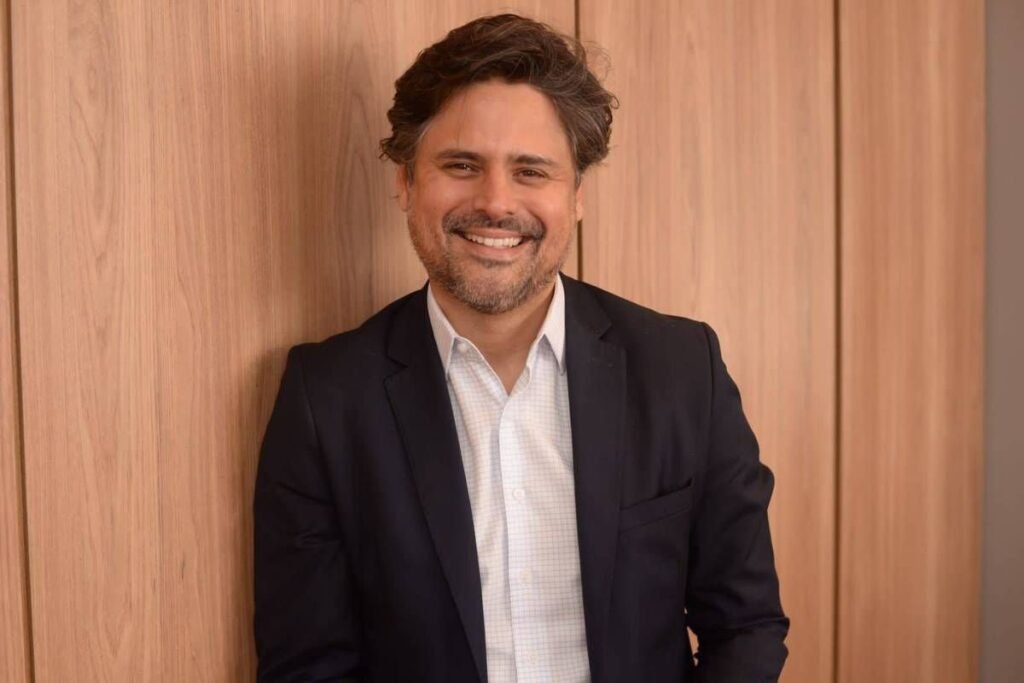 Quem é Marcos Carvalho e qual sua experiência em campanhas presidenciais? Marcos Carvalho é um especialista em estratégia digital com histórico em diversas campanhas presidenciais. Ele foi escolhido para coordenar a comunicação da pré-campanha de Flávio Bolsonaro, após ter trabalhado para Lula em 2022. Por que Flávio Bolsonaro escolheu alguém que trabalhou para Lula? Flávio busca moderar sua imagem e se mostrar mais conciliador que seu pai, Jair Bolsonaro. A contratação de Carvalho, que já esteve do lado petista, é parte desse movimento estratégico. Qual será o papel de Marcos Carvalho na campanha de Flávio Bolsonaro? Carvalho ficará à frente do planejamento, gestão e produção de materiais, utilizando inteligência de dados para otimizar a comunicação e fortalecer a imagem de Flávio. Quais são os próximos passos na montagem da equipe de Flávio Bolsonaro? Flávio está montando sua equipe de comunicação e marketing aos poucos. O próximo passo deve ser a contratação de um marqueteiro para complementar a estratégia. Como a contratação de Carvalho pode impactar a imagem de Flávio Bolsonaro? A escolha de Carvalho pode ajudar a suavizar a imagem de Flávio, mostrando-o como mais aberto ao diálogo e menos polarizador, em contraste com a postura de seu pai. Quais são as expectativas para a pré-campanha de Flávio Bolsonaro? Com uma equipe de comunicação estratégica, espera-se que Flávio consiga ampliar seu alcance e atrair um público mais diverso, preparando terreno para uma campanha presidencial sólida. Como a inteligência de dados será utilizada na campanha de Flávio? A inteligência de dados permitirá uma análise precisa do público-alvo, ajudando a personalizar mensagens e otimizar a eficácia das estratégias de comunicação. Por que a moderação na imagem de Flávio é importante para sua campanha? Uma imagem mais moderada pode atrair eleitores indecisos e ampliar a base de apoio, essencial para o sucesso em um cenário político polarizado. Qual é a importância de um marqueteiro na campanha de Flávio? Um marqueteiro experiente pode criar estratégias criativas e eficazes, potencializando a mensagem da campanha e garantindo que ela ressoe com o público-alvo. Como a experiência de Carvalho com Lula pode beneficiar Flávio? A experiência de Carvalho com Lula pode trazer insights valiosos sobre estratégias de comunicação eficazes, ajudando a moldar uma campanha mais robusta e adaptável. Quais são os desafios que Flávio Bolsonaro pode enfrentar em sua pré-campanha? Flávio pode enfrentar desafios como superar a polarização política, conquistar a confiança de eleitores céticos e diferenciar-se da imagem de seu pai. Como a equipe de comunicação pode ajudar a superar esses desafios? Uma equipe bem estruturada pode criar narrativas convincentes, gerenciar crises de imagem e adaptar-se rapidamente às mudanças no cenário político. Qual é a importância de uma comunicação eficaz em campanhas políticas? A comunicação eficaz é crucial para transmitir a mensagem da campanha, engajar eleitores e construir uma imagem pública positiva e confiável. Como a escolha de profissionais experientes pode influenciar o sucesso da campanha? Profissionais experientes trazem conhecimento, habilidades e estratégias comprovadas, aumentando as chances de sucesso e eficácia da campanha. O que podemos esperar da estratégia de comunicação de Flávio Bolsonaro? Espera-se uma abordagem inovadora, com foco em dados e personalização, visando ampliar o alcance e fortalecer a imagem pública de Flávio.