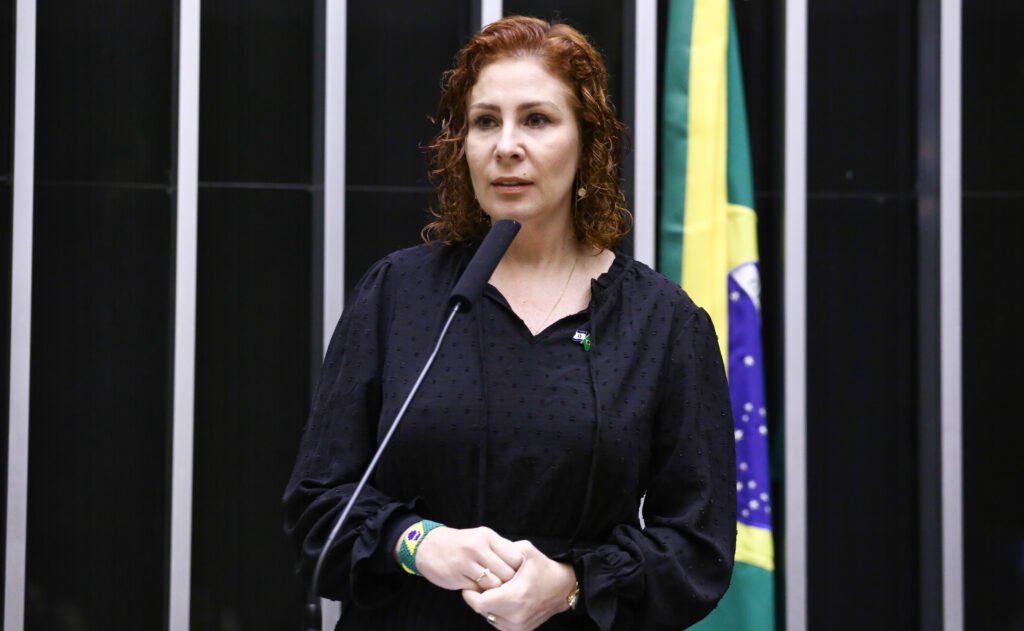 A **Corte de Apelação de Roma** decidiu aprovar a **extradição** da ex-deputada federal **Carla Zambelli** para o Brasil. Esta decisão foi comunicada ao **Ministério de Relações Exteriores** e confirmada pela defesa de Zambelli, conforme relatado pela CNN Brasil e pela Gazeta do Povo. A sentença destaca que a **dupla cidadania** de Zambelli, italiana e brasileira, não impede a extradição. Pelo contrário, fortalece o vínculo jurídico entre ela e o Estado requerente, que a considera cidadã de pleno direito e, portanto, tem legitimidade para solicitar sua extradição para cumprimento da sentença. Os advogados de Zambelli planejam apresentar dois recursos à **Corte de Cassação**: um contra a extradição em si e outro questionando a imparcialidade dos juízes. O prazo para recorrer é de 15 dias. Caso a decisão seja mantida, Zambelli deverá cumprir a pena na **Penitenciária Feminina do Distrito Federal**, conhecida como "Colmeia". A cooperação entre os países tem condições específicas: o governo brasileiro deve informar periodicamente à Itália sobre a situação de Zambelli, além de mantê-la na "Colmeia" e garantir o livre acesso a advogados. Durante o julgamento, o governo brasileiro teve a responsabilidade de demonstrar que Zambelli não enfrentaria violações de **direitos humanos** devido a más condições do sistema penitenciário. Para isso, foram enviados documentos detalhando o ambiente e o funcionamento do estabelecimento. A defesa de Zambelli, por outro lado, tentou argumentar que houve **perseguição política** por parte do ministro do Supremo Tribunal Federal (STF), **Alexandre de Moraes**, e que, portanto, sua condenação não foi justa. No entanto, os juízes italianos concluíram que os fatos atribuídos a Zambelli "não constituem crime político, nem mesmo em seu sentido mais amplo". Eles afirmaram que a integridade dos sistemas do Judiciário é um bem jurídico "cuja proteção é comum a qualquer democracia consolidada" e que a invasão e manipulação de informações "não possuem conotações políticas simplesmente porque os sistemas violados pertencem a um órgão estatal ou o autor ocupava cargo público na época do incidente." A conclusão do julgamento na Itália ocorreu há duas semanas, com previsão de sentença em cinco dias. Com a demora, os advogados de Zambelli previam que a solicitação seria negada. Zambelli foi condenada a dez anos de prisão pelo STF, acusada de pagar a **Walter Delgatti Neto**, conhecido como "Hacker de Araraquara", para invadir os sistemas do **Conselho Nacional de Justiça (CNJ)**. Além disso, a Itália ainda analisará outra extradição solicitada por Moraes, a do perito **Eduardo Tagliaferro**, acusado no Brasil de violação de sigilo funcional. Tagliaferro, ex-assessor de enfrentamento à desinformação do **Tribunal Superior Eleitoral (TSE)**, ganhou notoriedade após divulgar mensagens de um grupo de servidores que detalhavam uma rotina de investigação a internautas. Moraes nega qualquer irregularidade. Esses casos destacam a complexidade das questões de extradição envolvendo cidadãos com dupla cidadania e as implicações legais e diplomáticas que surgem quando diferentes jurisdições estão envolvidas. A decisão da Corte de Apelação de Roma sublinha a importância da cooperação internacional e do respeito aos processos judiciais em casos de extradição.