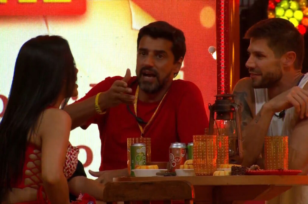 Durante uma transmissão ao vivo do **Big Brother Brasil 26**, o empresário conhecido como **Cowboy** encorajou a advogada **Jordana** a confrontar a produção do programa em relação aos contratos dos participantes. Segundo a publicação, essa atitude ocorreu durante um momento de tensão no reality show, quando questões sobre a transparência e as cláusulas contratuais começaram a ser discutidas entre os confinados. Cowboy, que já havia demonstrado insatisfação com algumas regras do programa, viu na advogada uma aliada potencial para levantar essas questões de forma pública e direta. De acordo com o site, a motivação de Cowboy para incitar Jordana a agir dessa forma estava ligada a um descontentamento crescente entre os participantes sobre a falta de clareza em algumas cláusulas contratuais. Ele acreditava que, ao questionar a produção ao vivo, seria possível trazer à tona discussões importantes sobre os direitos dos participantes e a forma como são tratados dentro do reality. Jordana, por sua vez, foi escolhida por Cowboy devido à sua formação jurídica, que poderia conferir mais peso e credibilidade aos questionamentos levantados durante o programa. Ainda segundo a publicação, essa situação gerou um clima de expectativa entre os telespectadores e os próprios participantes, que aguardavam para ver como a produção do **BBB 26** reagiria a essa afronta pública. A ação de Cowboy e Jordana não apenas trouxe à tona questões sobre os contratos, mas também levantou um debate mais amplo sobre a transparência e a ética nos reality shows. Esse episódio destacou a importância de se discutir os direitos dos participantes e a necessidade de contratos mais claros e justos, refletindo um desejo crescente por mudanças na forma como esses programas são conduzidos.