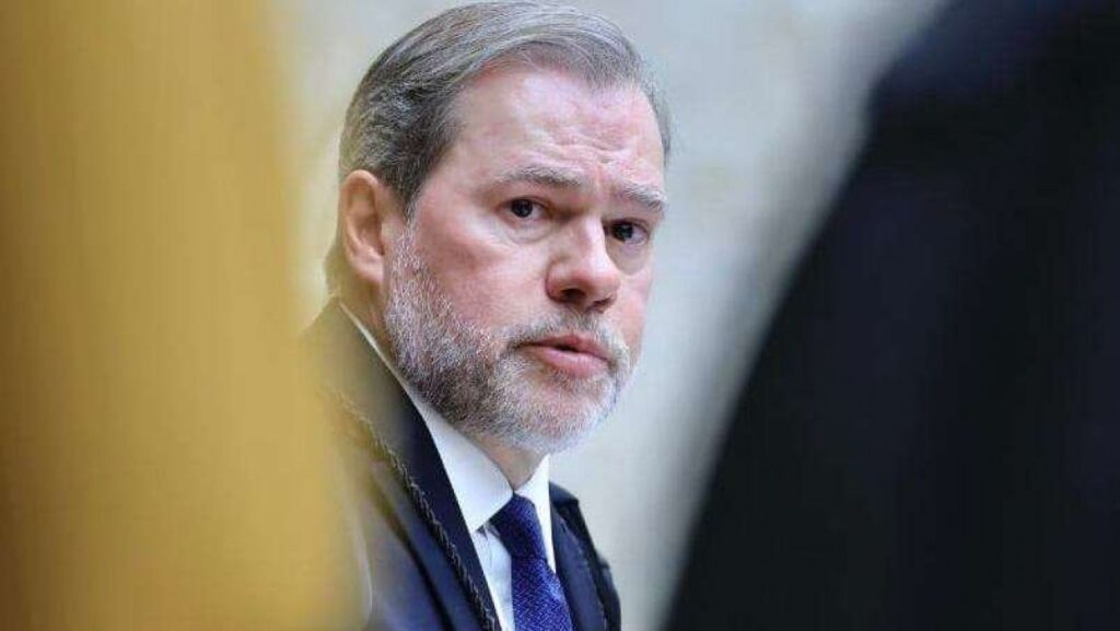 A **Comissão Parlamentar de Inquérito (CPI) do Crime Organizado** aprovou, nesta quarta-feira (18), a quebra dos sigilos bancário e fiscal do **Fundo Arleen**, que adquiriu uma participação no resort Tayayá. Esta decisão marca um passo significativo na investigação sobre possíveis irregularidades financeiras associadas ao fundo. Segundo a publicação, o objetivo da CPI é esclarecer transações financeiras suspeitas e garantir a transparência das operações realizadas pelo fundo, que tem ligações com o ministro do Supremo Tribunal Federal, Dias Toffoli. A medida foi vista como necessária para aprofundar as investigações e obter informações detalhadas sobre as movimentações financeiras do fundo. No entanto, logo após a aprovação da quebra de sigilo, algo inesperado e preocupante ocorreu. Segundo o site, houve um incidente que gerou grande comoção e preocupação entre os membros da CPI e o público em geral. Embora os detalhes exatos do ocorrido não tenham sido divulgados, a situação trouxe à tona questões sobre a segurança e a integridade do processo investigativo. Este evento inesperado destacou a complexidade e a sensibilidade das investigações em curso, além de levantar preocupações sobre possíveis tentativas de obstrução ou intimidação relacionadas ao caso. Diante deste cenário, a CPI enfrenta agora o desafio de conduzir suas investigações com ainda mais cautela e determinação. A quebra de sigilo do Fundo Arleen é vista como uma medida crucial para desvendar possíveis irregularidades, mas o incidente ocorrido logo em seguida ressalta a necessidade de garantir a proteção dos envolvidos no processo e a integridade das informações obtidas. Segundo a publicação, a continuidade das investigações é essencial para assegurar que todos os aspectos do caso sejam devidamente esclarecidos, contribuindo para a transparência e a justiça no sistema financeiro e jurídico do país.