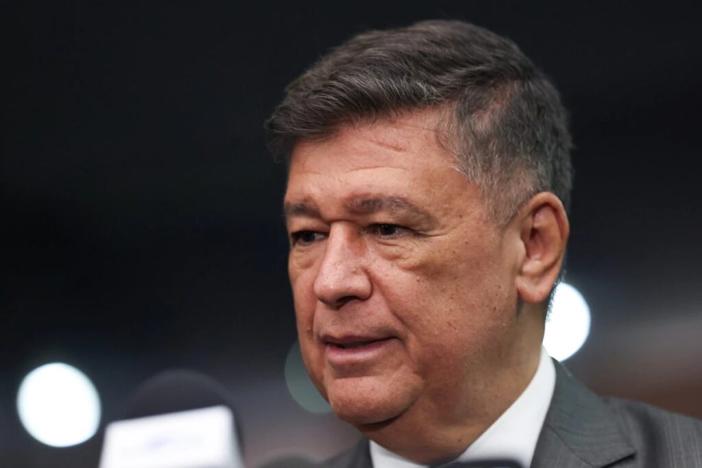 A **Comissão Parlamentar Mista de Inquérito (CPMI)**, que investiga questões relacionadas ao INSS, decidiu que não irá conduzir coercitivamente a ex-esposa de Vorcaro até que ela seja formalmente citada. Essa decisão foi anunciada pelo presidente da CPMI, que enfatizou a importância de seguir os procedimentos legais adequados antes de tomar medidas mais drásticas. Mas o que significa ser "formalmente citada" e por que isso é importante? Ser "formalmente citada" implica que a pessoa deve receber uma notificação oficial, informando-a sobre a necessidade de comparecer ao colegiado. Essa notificação é um passo crucial no processo legal, garantindo que os direitos da pessoa sejam respeitados e que ela tenha a oportunidade de se preparar adequadamente para qualquer depoimento ou esclarecimento que precise fornecer. No caso da ex-esposa de Vorcaro, a ausência de uma citação formal significa que ela ainda não foi oficialmente informada sobre a necessidade de comparecer à CPMI. Por que a **CPMI** está interessada na ex-esposa de Vorcaro? Embora os detalhes específicos do interesse da CPMI não tenham sido divulgados, é comum que comissões de inquérito busquem depoimentos de pessoas que possam ter informações relevantes para a investigação em curso. Neste caso, a ex-esposa de Vorcaro pode possuir informações que ajudem a esclarecer questões relacionadas ao INSS. A decisão de não conduzir coercitivamente a ex-esposa de Vorcaro enquanto ela não for citada reflete um compromisso com o devido processo legal. O que é o devido processo legal? Trata-se de um princípio jurídico que assegura que todos os procedimentos legais sejam seguidos de maneira justa e imparcial, protegendo os direitos dos indivíduos envolvidos. Isso inclui a garantia de que uma pessoa seja informada sobre as acusações ou investigações contra ela e que tenha a oportunidade de se defender. O presidente da CPMI destacou que a condução coercitiva só seria considerada após a notificação formal. O que é condução coercitiva? É uma medida em que uma pessoa é levada à força para comparecer a um depoimento ou audiência, geralmente quando ela se recusa a comparecer voluntariamente após ser devidamente notificada. Essa medida é vista como um último recurso, utilizado apenas quando todas as outras tentativas de garantir a presença da pessoa falharam. A ex-esposa de Vorcaro não foi localizada para comparecer ao colegiado. Isso levanta a questão: o que acontece se uma pessoa não puder ser localizada para ser citada? Em tais casos, as autoridades podem tentar diferentes métodos de notificação, como publicações em jornais oficiais ou tentativas de contato em diferentes endereços conhecidos. No entanto, até que a pessoa seja formalmente citada, medidas como a condução coercitiva não podem ser legalmente aplicadas. Em resumo, a decisão da **CPMI** de não conduzir coercitivamente a ex-esposa de Vorcaro enquanto ela não for citada sublinha a importância do respeito aos procedimentos legais e aos direitos individuais. A citação formal é um passo essencial para garantir que qualquer ação subsequente, como a condução coercitiva, seja realizada dentro dos limites da lei. Isso não apenas protege os direitos da pessoa envolvida, mas também assegura que o processo de investigação seja conduzido de maneira justa e transparente.