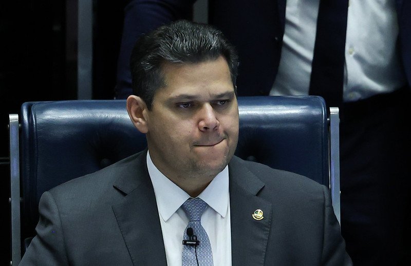 A recente decisão do ministro **André Mendonça**, do Supremo Tribunal Federal (STF), sobre a **CPMI do INSS** trouxe à tona uma série de questões que estão acirrando as tensões entre os Poderes no Brasil. A decisão determinou a prorrogação da CPMI e estabeleceu um prazo para a leitura do requerimento, deslocando o foco da crise para o comando do Congresso. Mas o que isso significa na prática? A decisão de Mendonça assegura a continuidade dos trabalhos da CPMI por até 120 dias, independentemente de deliberação política. Isso limita a margem de manobra do presidente do Congresso, **Davi Alcolumbre**, que agora tem a responsabilidade de viabilizar ou tensionar o cumprimento da decisão. Segundo a publicação, a liminar ainda precisa ser referendada pelos demais magistrados da Corte, mas já está em vigor, com a análise do plenário marcada para a próxima quinta-feira. Por que a decisão de Mendonça é vista como uma interferência? Alcolumbre reagiu com irritação, classificando a decisão como uma "interferência" do Judiciário. Ele solicitou à Advocacia do Senado um parecer jurídico sobre o alcance da ordem, acreditando que ainda há espaço para reversão. O argumento é que, enquanto a criação de CPIs e CPMIs é um direito da minoria, a prorrogação dependeria de decisão do presidente do Congresso. No entanto, Mendonça equiparou os dois entendimentos, tratando a extensão como um direito automático, desde que cumpridos os requisitos. Qual é a visão dos analistas políticos sobre essa situação? Para o cientista político **Flavio Testa**, o cenário atual revela um conflito institucional e uma estratégia de autoproteção por parte das lideranças do Legislativo, especialmente de Alcolumbre. Testa critica a postura do senador, que ignora o histórico de intervenções do Judiciário que anteriormente favoreceram seus interesses. Ele argumenta que tanto o comando do Senado quanto o da Câmara atuam de forma pragmática, focados em agendas próprias. Como a prorrogação da CPMI impacta as investigações? Com a prorrogação, a CPMI entra em uma nova etapa, marcada pela ampliação das investigações e pelo confronto institucional. O presidente da comissão, senador **Carlos Viana**, já sinalizou a reestruturação imediata dos trabalhos, afirmando que a prorrogação representa "uma vitória do povo brasileiro e dos aposentados que exigem respeito". A comissão deve priorizar a convocação de testemunhas e avançar sobre personagens ligados aos esquemas investigados. Qual é a importância do tempo adicional para a CPMI? Para o relator, deputado **Alfredo Gaspar**, o tempo adicional é crucial para consolidar o trabalho técnico. Ele já possui um relatório com cerca de 5 mil páginas e 228 indiciados. Segundo Gaspar, a prorrogação é essencial para trabalhar na legislação que visa blindar o sistema de previdência, que, segundo ele, foi loteado para atender a interesses políticos. Como a decisão de Mendonça afeta o cenário político? O cientista político **Elias Tavares** avalia que a decisão intensifica o impacto com o avanço do calendário eleitoral, politizando ainda mais o ambiente. A decisão de Mendonça reduz a margem de manobra de Alcolumbre, transformando o que antes era uma decisão política em uma obrigação institucional. Isso transfere o desgaste para quem controla a pauta, principalmente Alcolumbre. Em resumo, a decisão de Mendonça sobre a CPMI do INSS não apenas prorroga as investigações, mas também reflete as tensões entre os Poderes, alterando o ritmo da investigação e politizando o ambiente legislativo.