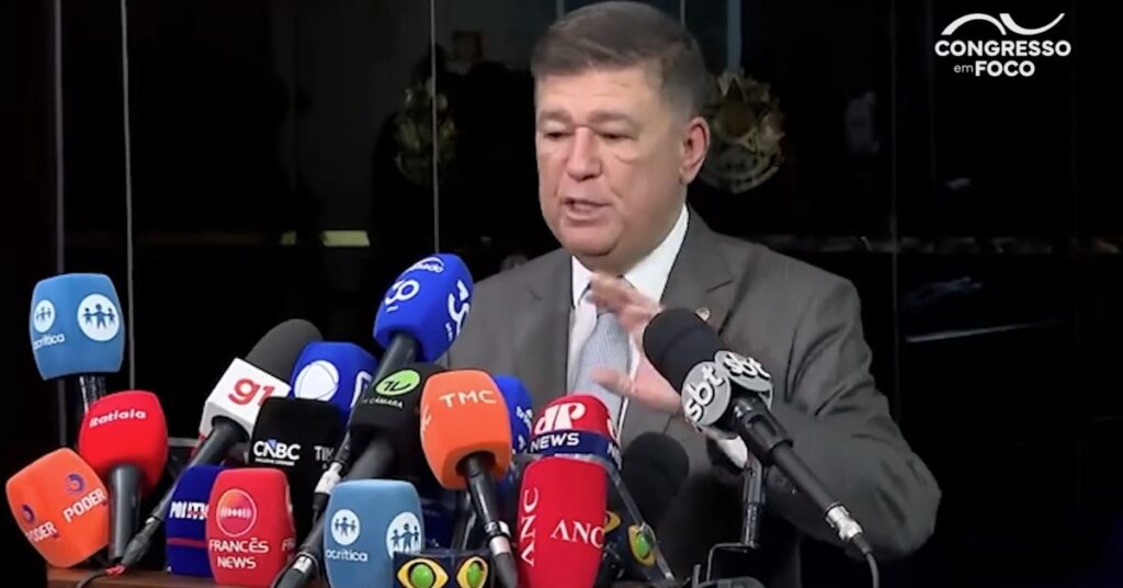 A **Comissão Parlamentar Mista de Inquérito (CPMI) do INSS** está determinada a prosseguir com suas investigações sem recuar ou proteger qualquer envolvido, conforme afirmou Carlos Viana, presidente da comissão. Segundo a publicação, Viana destacou que a comissão está comprometida em conduzir os trabalhos com seriedade e transparência, mesmo diante de desafios como a restrição ao acesso de mensagens de Vorcaro. Ele ressaltou que recebeu essa restrição com "total alinhamento" e "maturidade institucional", indicando que a CPMI está preparada para lidar com obstáculos sem comprometer a integridade das investigações. A decisão de não recuar ou blindar envolvidos é um reflexo do compromisso da CPMI em esclarecer as irregularidades no **Instituto Nacional do Seguro Social (INSS)**. De acordo com o site, a comissão tem como objetivo principal investigar possíveis fraudes e desvios de recursos que afetam diretamente a população que depende dos serviços do INSS. Carlos Viana enfatizou que a comissão está empenhada em garantir que todos os responsáveis sejam identificados e responsabilizados, independentemente de suas posições ou influências. Essa postura firme é vista como essencial para restaurar a confiança pública na instituição e assegurar que os recursos destinados à seguridade social sejam utilizados de forma correta e eficiente. Além disso, a CPMI está trabalhando em conjunto com outras instituições para superar as limitações impostas pela restrição de acesso a informações cruciais. Conforme relatado, a comissão busca alternativas legais e institucionais para obter os dados necessários para o avanço das investigações. Carlos Viana destacou a importância da colaboração entre os poderes legislativo e judiciário para garantir que a CPMI possa cumprir seu papel de fiscalização e controle. A determinação em não recuar ou blindar envolvidos reflete o compromisso da comissão em promover a justiça e a transparência, elementos fundamentais para o fortalecimento das instituições democráticas no Brasil.