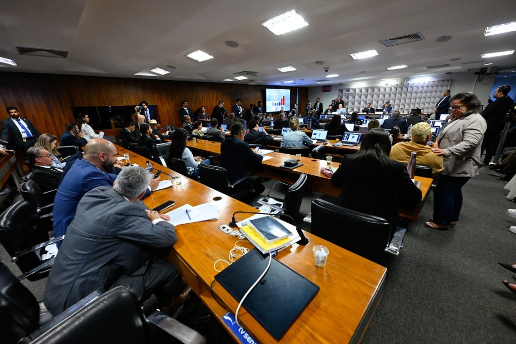 O que é a CPMI do INSS e qual foi seu objetivo principal? A CPMI do INSS foi uma comissão parlamentar mista de inquérito criada para investigar fraudes no Instituto Nacional do Seguro Social, especialmente relacionadas a descontos indevidos em benefícios de aposentados e pensionistas. Por que o relatório final da CPMI foi rejeitado? O relatório final foi rejeitado por 19 votos contra 12. O governo mobilizou aliados para barrar o documento, que propunha o indiciamento de 216 pessoas, incluindo Fábio Luiz Lula da Silva, o "Lulinha". Quem é "Lulinha" e qual sua suposta ligação com o esquema? "Lulinha" é Fábio Luiz Lula da Silva, filho do presidente Lula. O relatório sugeria que ele tinha vínculos com operadores do esquema, incluindo viagens internacionais e transações financeiras suspeitas. Quais foram as propostas de alteração legislativa sugeridas no relatório? O relatório propôs criminalizar a abordagem abusiva de idosos para crédito, iniciar processos criminais automaticamente para vítimas idosas e fortalecer as prerrogativas de investigação das CPIs. Qual foi a reação do governo ao relatório de Gaspar? O governo apresentou um documento alternativo, acusando o ex-presidente Jair Bolsonaro como "chefe do esquema" de descontos indevidos, propondo seu indiciamento por três crimes. Quais crimes foram atribuídos a Bolsonaro no relatório alternativo? O relatório alternativo sugeriu que Bolsonaro responda por furto qualificado contra idoso, organização criminosa e improbidade administrativa, alegando um comando centralizado no esquema. Como o esquema de descontos indevidos no INSS funcionava? O esquema envolvia cobranças sem autorização de aposentados, com parte do dinheiro supostamente financiando campanhas políticas, incluindo a de Bolsonaro, através de depósitos suspeitos. Qual foi o papel de Antônio Carlos Camilo Antunes no esquema? Conhecido como "Careca do INSS", Antunes foi apontado como operador central do esquema, movimentando R$ 24,5 milhões em cinco meses, segundo a CPMI. Quantas reuniões e testemunhas a CPMI realizou e ouviu? A CPMI realizou 38 reuniões e ouviu 36 testemunhas. Outros 36 convocados não compareceram por motivos diversos, como decisões judiciais ou impedimentos médicos. Qual foi a decisão do STF sobre a prorrogação da CPMI? O STF derrubou, por oito votos a dois, a decisão de prorrogar a CPMI, que havia sido determinada pelo ministro André Mendonça, após um mandado de segurança do colegiado. Quais foram as sugestões legislativas para proteger aposentados? Foram sugeridas nove proposições legislativas para proteger aposentados e pensionistas, visando impedir a repetição de práticas fraudulentas no futuro. Qual foi o impacto político da rejeição do relatório? A rejeição do relatório gerou tensão política, com acusações mútuas entre governo e oposição, e levantou questões sobre a eficácia das CPIs em promover mudanças reais. O que o relatório alternativo propôs em termos de investigação? O relatório alternativo sugeriu que a Polícia Federal aprofunde investigações contra 62 pessoas físicas e nove jurídicas, buscando esclarecer o envolvimento no esquema. Como a CPMI do INSS pode influenciar futuras investigações? A CPMI destacou a necessidade de fortalecer as prerrogativas de investigação das CPIs, o que pode influenciar futuras comissões a serem mais eficazes em suas apurações. Quais foram as principais críticas ao processo da CPMI? Críticas incluíram a politização do processo, a falta de consenso sobre as conclusões e a rejeição do relatório final, que deixou muitas questões sem resposta. Quais são as perspectivas futuras para o INSS após a CPMI? Espera-se que as propostas legislativas e o aumento da fiscalização ajudem a prevenir fraudes no INSS, protegendo melhor aposentados e pensionistas de práticas abusivas.