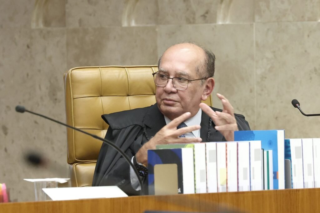 **CPMI INSS: Gilmar Mendes Critica Quebra de Sigilos 'em Globo': 'Inconstitucional'** O que é a CPMI do INSS e qual é o seu objetivo? A **Comissão Parlamentar Mista de Inquérito (CPMI)** do INSS foi criada para investigar possíveis fraudes cometidas por aposentados e pensionistas do Instituto Nacional do Seguro Social (INSS). A comissão busca identificar irregularidades e propor soluções para melhorar a fiscalização e a transparência no sistema previdenciário brasileiro. Por que a quebra de sigilo 'em globo' é considerada inconstitucional? Segundo o ministro **Gilmar Mendes**, do Supremo Tribunal Federal (STF), a prática de quebra de sigilo 'em globo', ou seja, a análise conjunta de itens sem votação individual, é considerada inconstitucional. Mendes afirmou que essa prática é ilegal e que não é necessário ser alfabetizado para reconhecer sua inconstitucionalidade. Ele destacou a importância de que votações sobre quebras de sigilo sejam analisadas com fundamentos e de forma individualizada. Quais são as críticas de Gilmar Mendes em relação ao vazamento de informações? Gilmar Mendes criticou duramente o vazamento de informações obtidas por meio da quebra de sigilo. Ele classificou essa prática como "deplorável" e "criminoso", destacando que a divulgação indevida de dados sigilosos é abominável. O ministro Alexandre de Moraes, também do STF, concordou com Mendes, reforçando a gravidade da situação. Qual é o papel do ministro André Mendonça na CPMI do INSS? O ministro **André Mendonça** é o relator de uma ação apresentada por parlamentares que buscam a prorrogação dos trabalhos da CPMI do INSS. Mendonça votou a favor da extensão do prazo por 60 dias, argumentando que a criação de obstáculos para as CPIs pode resultar no esgotamento dos prazos sem a realização das investigações necessárias. Por que a prorrogação da CPMI é importante? Os parlamentares envolvidos na CPMI afirmam que a prorrogação é essencial para garantir a continuidade das investigações sobre fraudes no INSS. Eles argumentam que a omissão da Mesa Diretora do Congresso Nacional e de seu presidente, Davi Alcolumbre, em processar o requerimento de prorrogação inviabiliza, de forma indireta, a continuidade dos trabalhos da comissão. Quais são os requisitos para a prorrogação da CPMI? De acordo com os parlamentares, o pedido de prorrogação atende aos requisitos estabelecidos pela **Constituição Federal** e pelo regimento do Congresso. Eles defendem que a ampliação do prazo é um ato vinculado, ou seja, não depende de uma avaliação do comando da Casa sobre conveniência e oportunidade. Qual é a posição do STF sobre a prorrogação da CPMI? O plenário do Supremo Tribunal Federal está analisando a decisão individual do ministro André Mendonça sobre a prorrogação da CPMI. A Suprema Corte decidirá se a determinação de estender o prazo por 60 dias será mantida, permitindo que a comissão continue suas investigações. Em resumo, a CPMI do INSS enfrenta desafios legais e institucionais em sua tentativa de investigar fraudes no sistema previdenciário. As críticas de Gilmar Mendes à quebra de sigilo 'em globo' e ao vazamento de informações destacam a complexidade e a sensibilidade das questões envolvidas. A decisão do STF sobre a prorrogação da CPMI será crucial para o futuro das investigações e para a busca por maior transparência e justiça no sistema previdenciário brasileiro.