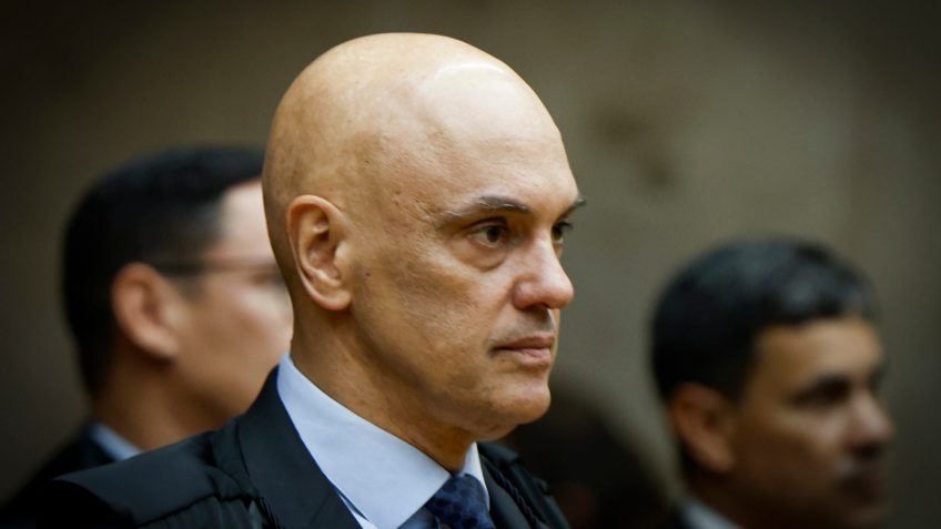 A **Comissão Parlamentar Mista de Inquérito (CPMI)** do INSS, presidida pelo senador Carlos Viana (Pod-MG), está investigando a troca de mensagens entre Daniel Vorcaro e um número de celular que, segundo informações, pertencia ao ministro Alexandre de Moraes. De acordo com a publicação, Viana enviou um ofício ao Supremo Tribunal Federal solicitando detalhes sobre os "usuários dos últimos 5 anos" desse número. Essa solicitação visa esclarecer a ligação entre Vorcaro e o número em questão, especialmente no contexto da prisão do banqueiro. Membros da CPMI e jornalistas que mantinham contato com Moraes afirmam que o número era de fato utilizado pelo ministro na época dos acontecimentos. O pedido de informações ao Supremo Tribunal Federal é um passo significativo na investigação conduzida pela **CPMI do INSS**. Segundo o site Poder Nacional, a comissão busca entender melhor as circunstâncias que envolveram a comunicação entre Vorcaro e o número de celular supostamente associado a Moraes. Essa investigação é crucial para determinar se houve alguma irregularidade ou abuso de poder no caso. A confirmação de que o número era utilizado por Moraes pode ter implicações importantes para o andamento das investigações e para a compreensão dos eventos que levaram à prisão de Vorcaro. A revelação de que o número de celular contatado por Vorcaro era de Alexandre de Moraes levanta questões sobre a natureza das comunicações entre eles. Segundo a publicação, a CPMI está empenhada em esclarecer todos os aspectos dessa interação para garantir a transparência e a justiça no processo. A investigação continua a atrair atenção, não apenas pela figura proeminente de Moraes, mas também pelo impacto potencial que suas conclusões podem ter sobre o cenário político e jurídico brasileiro. A busca por respostas claras e fundamentadas é essencial para o desfecho deste caso complexo e de grande repercussão.