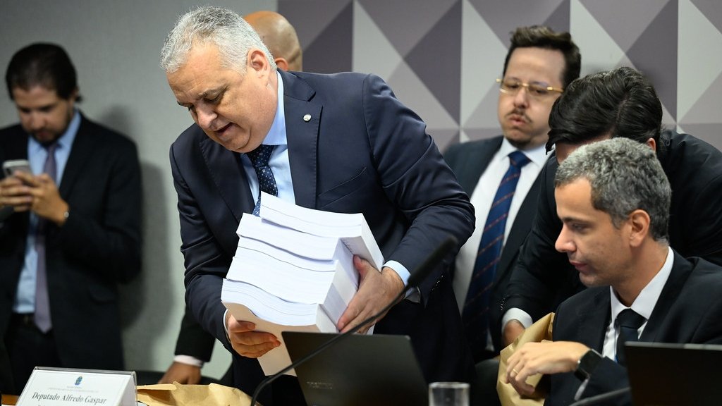 Quem são os principais envolvidos no relatório da CPMI do INSS? O relatório da CPMI do INSS destaca Fábio Luís Lula da Silva, Carlos Lupi, Weverton Rocha, Euclydes Pettersen e Edson Cunha de Araújo entre os 218 indiciados. Qual é a acusação central contra esses indivíduos? Eles são acusados de encobrir um esquema que desviava mensalidades indevidas de beneficiários do INSS. Como o filho do presidente Lula está envolvido? Fábio Luís Lula da Silva teria ligação com o lobista "Careca do INSS", atuando como facilitador e possível sócio oculto no esquema. Qual foi o papel de Carlos Lupi no esquema? Como ex-ministro da Previdência, Lupi é acusado de encobrir o desvio de recursos de aposentados. Por que o senador Weverton Rocha foi indiciado? Rocha é descrito como liderança e sustentáculo do esquema, segundo a Polícia Federal. Quais são as consequências para os indiciados? Os indiciados podem enfrentar processos judiciais e sanções legais, dependendo das investigações futuras. Como o esquema afetou os beneficiários do INSS? Os aposentados tiveram mensalidades desviadas, impactando negativamente suas finanças pessoais. Qual foi o papel das fintechs no esquema? Fintechs e empresas de fachada ajudaram a movimentar quase R$ 40 bilhões, segundo o relatório. Como o STF influenciou a CPMI? O STF negou a prorrogação da CPMI, forçando a leitura do relatório em um prazo mais curto. Qual é a ligação de Roberta Luchsinger com o esquema? Luchsinger é apontada como intermediária de repasses financeiros para Fábio Luís Lula da Silva. Quais são as evidências contra Lulinha? O relatório menciona pagamentos elevados e benefícios indiretos, como viagens de luxo, associados a ele. Como o relatório descreve o uso do dinheiro desviado? O dinheiro foi usado para financiar viagens internacionais e hospedagens de luxo para Lulinha. Qual é a importância do relatório da CPMI? Ele expõe um esquema de corrupção em altos escalões, buscando responsabilizar os envolvidos. O que acontece após a leitura do relatório? O relatório será analisado por autoridades competentes, podendo levar a ações judiciais. Por que o ex-presidente Jair Bolsonaro não foi incluído? O relator decidiu não incluir Bolsonaro, focando em outros envolvidos no esquema. Como a CPMI impacta a imagem do governo atual? A inclusão de figuras próximas ao governo pode afetar a percepção pública e a confiança na administração. Qual é o próximo passo para os indiciados? Eles podem ser chamados a depor e enfrentar processos judiciais baseados nas evidências apresentadas. Como a sociedade pode acompanhar o desenrolar do caso? Acompanhando notícias e comunicados oficiais sobre as investigações e possíveis julgamentos. Qual é o papel do relator Alfredo Gaspar? Gaspar liderou a investigação e apresentou o relatório detalhando o esquema e os envolvidos. Como o caso pode influenciar futuras políticas de previdência? Pode levar a reformas e maior fiscalização para evitar fraudes e proteger beneficiários. Quais são as reações políticas ao relatório? O relatório gerou discussões acaloradas entre parlamentares, refletindo divisões políticas. Como a investigação pode afetar futuras eleições? O caso pode influenciar o eleitorado, impactando campanhas e resultados eleitorais. Qual é a importância de combater esquemas como este? Proteger recursos públicos e garantir que benefícios cheguem a quem realmente precisa. Como a CPMI pode servir de exemplo para outras investigações? Demonstra a importância de investigações rigorosas para responsabilizar corruptos e prevenir fraudes. O que a sociedade espera das autoridades após o relatório? Espera-se justiça e medidas para evitar que esquemas semelhantes ocorram novamente. Como o caso pode impactar a confiança nas instituições? Pode abalar a confiança, mas também reforçar a importância de transparência e responsabilidade. Qual é o papel da mídia na cobertura do caso? Informar o público, garantir transparência e pressionar por responsabilidade dos envolvidos. Como o caso reflete desafios enfrentados por sistemas de previdência? Destaca vulnerabilidades e a necessidade de reformas para proteger beneficiários e recursos. O que pode ser feito para evitar futuros esquemas de corrupção? Implementar controles mais rígidos, auditorias regulares e maior transparência nas operações. Como a sociedade pode contribuir para prevenir corrupção? Exigindo transparência, apoiando investigações e participando ativamente do processo democrático.