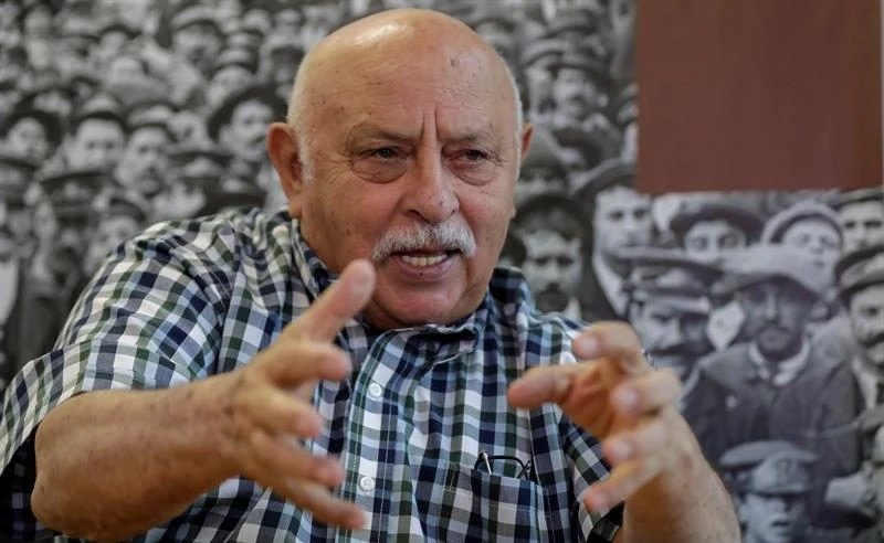 O que é a CPMI do INSS e qual seu objetivo principal? A CPMI do INSS investigou irregularidades em descontos de aposentados pelo Sindnapi, ligado a Frei Chico, irmão de Lula. Por que o relatório de Alfredo Gaspar foi rejeitado? O relatório foi rejeitado devido à oposição da base governista, que discordou dos indiciamentos propostos. Qual o papel do Sindnapi no contexto investigado? O Sindnapi descontou R$ 599,5 milhões de aposentados em 10 anos, sendo a terceira entidade que mais arrecadou. Quem é Frei Chico e qual sua ligação com o Sindnapi? Frei Chico, irmão de Lula, é vice-presidente do Sindnapi, mas não foi indiciado no relatório da CPMI. Qual foi o impacto do governo Lula na arrecadação do Sindnapi? Durante o governo Lula, 56% dos descontos do Sindnapi ocorreram, totalizando R$ 339,5 milhões entre 2023 e 2025. Quantos descontos o Sindnapi realizou entre 2015 e 2025? Foram realizados 26.462.669 descontos, arrecadando R$ 599.520.490,37 no período. Quais indiciamentos foram propostos no relatório de Alfredo Gaspar? O relatório propôs indiciar Lulinha, Daniel Vorcaro, Weverton Rocha, Euclydes Pettersen, Gorete Pereira e mais 211 pessoas. Por que Lulinha foi mencionado no relatório? Lulinha foi mencionado por suposto risco de fuga, vivendo atualmente na Espanha, e foi proposta sua prisão preventiva. Qual foi a reação do presidente da Comissão, Carlos Viana? Carlos Viana recusou submeter o pedido de texto alternativo dos governistas e encerrou a reunião sem nova análise. O que propunha a versão alternativa da base governista? A versão alternativa pedia 170 indiciamentos, incluindo Jair Bolsonaro por organização criminosa e outros crimes. Por que a versão alternativa não foi apreciada? A versão alternativa não foi apreciada devido ao encerramento da reunião sem nova análise por Carlos Viana. Qual a importância do relatório para o cenário político atual? O relatório destaca tensões políticas e possíveis irregularidades, impactando a imagem de figuras públicas. Como a CPMI do INSS pode influenciar futuras investigações? A CPMI pode servir de base para novas investigações sobre irregularidades em entidades sindicais e governamentais. Quais as consequências para o Sindnapi após a CPMI? O Sindnapi pode enfrentar maior escrutínio e possíveis investigações adicionais devido às descobertas da CPMI. Como o público pode acompanhar desdobramentos desse caso? O público deve ficar atento a novas investigações e declarações oficiais sobre o caso para entender suas implicações.