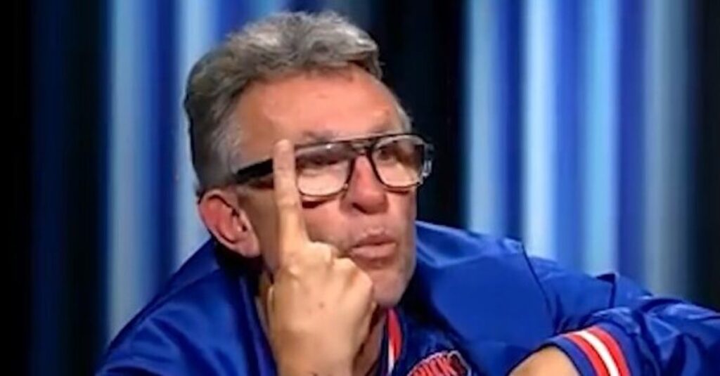 O **Craque Neto**, ídolo do Corinthians, expressou sua insatisfação com a atuação de alguns parlamentares que utilizam o **TikTok** como plataforma principal de comunicação. Segundo a publicação do **Congresso em Foco**, Neto criticou esses políticos por não apresentarem propostas concretas, apesar de sua popularidade nas redes sociais. Ele destacou que a presença digital não deve substituir a elaboração de projetos que realmente beneficiem a população. Para Neto, a política deve ir além de curtidas e visualizações, focando em ações efetivas que promovam melhorias reais na sociedade. A crítica de Neto também se estende à crescente **polarização política** no Brasil. Ele lamenta que o debate político esteja cada vez mais centrado em extremos, o que, segundo ele, dificulta a construção de um diálogo produtivo e a formulação de políticas públicas eficazes. O ex-jogador enfatiza que a política deve ser um espaço de construção coletiva, onde diferentes ideias possam convergir para o bem comum. A popularidade nas redes sociais, embora importante para engajamento, não pode ser a única medida de sucesso de um parlamentar. Neto sugere que é fundamental que os políticos utilizem sua influência para apresentar e implementar projetos que atendam às necessidades da população. Por fim, o ídolo corintiano ressalta a importância de os parlamentares se comprometerem com a elaboração de **propostas concretas**. Segundo o site, ele acredita que a política deve ser um instrumento de transformação social e que os eleitores devem cobrar de seus representantes ações que vão além do entretenimento digital. Para Neto, a verdadeira medida de um bom político é sua capacidade de propor e executar projetos que tragam melhorias tangíveis para a sociedade. Ele conclui que, sem projetos sólidos, a popularidade nas redes sociais é efêmera e insuficiente para promover mudanças significativas.