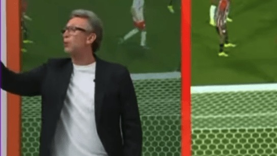 Durante uma recente transmissão, o ex-jogador e apresentador **"Craque" Neto** fez uma provocação ao renomado narrador **Galvão Bueno** ao afirmar que seu programa superou o de Galvão em termos de audiência. Segundo a publicação da CNN Brasil, Neto não hesitou em expressar sua satisfação com o feito, utilizando a expressão "Chupa, Galvão" para destacar seu triunfo. Essa declaração gerou repercussão no meio esportivo, especialmente considerando a longa carreira e a popularidade de Galvão Bueno no Brasil. O contexto dessa provocação está enraizado na rivalidade saudável que existe entre personalidades do mundo esportivo, especialmente aquelas que migraram para a televisão. **Neto**, que se tornou um ícone do **Corinthians** e posteriormente um comentarista esportivo, tem se destacado por seu estilo direto e muitas vezes polêmico. Seu programa tem conquistado uma audiência fiel, o que, segundo ele, foi evidenciado ao superar a audiência de Galvão, uma figura estabelecida e respeitada na narração esportiva. Essa vitória na audiência é vista por Neto como um reconhecimento de seu trabalho e de sua capacidade de se conectar com o público. Por outro lado, **Galvão Bueno** é uma lenda da narração esportiva no Brasil, com décadas de experiência e uma carreira marcada por momentos históricos no esporte. Sua popularidade e influência são inegáveis, o que torna a declaração de Neto ainda mais significativa. Segundo o site da CNN Brasil, essa situação ilustra a dinâmica competitiva entre programas esportivos e como a audiência pode ser um termômetro do sucesso e da relevância de um apresentador. A provocação de Neto, portanto, não é apenas uma questão de rivalidade pessoal, mas também um reflexo da constante busca por destaque e reconhecimento no competitivo mundo da televisão esportiva.