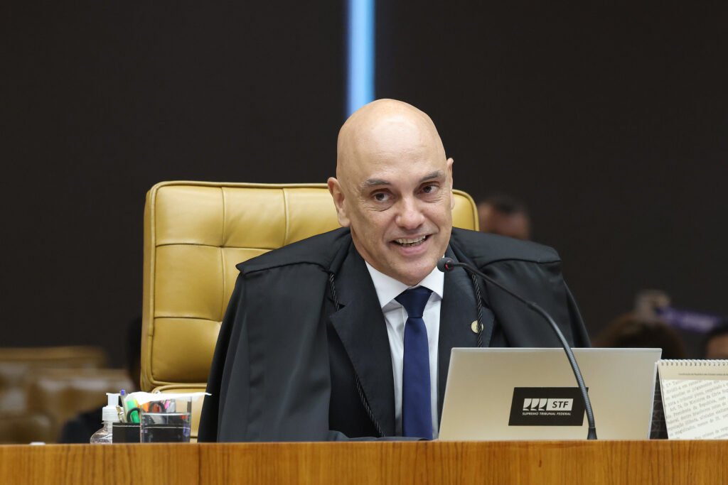 O **Tribunal de Justiça de São Paulo (TJ-SP)** confirmou a condenação do criminalista **Celso Machado Vendramini** por ter chamado o ministro do **Supremo Tribunal Federal (STF)**, **Alexandre de Moraes**, de "advogado do PCC". A decisão foi anunciada em 24 de março de 2026, e Vendramini foi condenado a pagar uma indenização de **R$ 50 mil** por danos morais ao magistrado. A ofensa ocorreu durante uma sessão do Tribunal do Júri no Fórum Criminal da Barra Funda, em São Paulo, em junho de 2023, enquanto Vendramini defendia dois policiais militares acusados de homicídio. Por que Vendramini foi condenado? Segundo a publicação, durante o julgamento, o criminalista fez declarações que ultrapassaram o limite da imunidade profissional. Ele afirmou que estavam "censurando este País" e que não tinha medo de Alexandre de Moraes, além de acusá-lo falsamente de ser "advogado do PCC". Vendramini também criticou a ausência de audiência de custódia em prisões ocorridas em 8 de janeiro. O relator do caso, **Mário Chuvite Junior**, destacou que as declarações tinham carga ideológica e cunho pessoal ofensivo, não se restringindo à defesa dos réus. Qual foi a defesa apresentada por Vendramini? O criminalista argumentou que suas críticas estavam amparadas pela imunidade profissional e eram parte do exercício de suas funções. No entanto, o tribunal rejeitou esse argumento, afirmando que as declarações não estavam relacionadas ao julgamento em questão e continham ofensas pessoais ao ministro. Como foi a decisão do tribunal? O tribunal negou o recurso de Vendramini contra a condenação imposta em primeira instância, mantendo a indenização de R$ 50 mil por danos morais a Alexandre de Moraes. O relator Mário Chuvite Junior enfatizou que as manifestações de Vendramini não eram meras retóricas defensivas, mas sim ofensas pessoais com carga ideológica. Quem representou Alexandre de Moraes no caso? Moraes foi representado pelo escritório **Barci de Moraes**, de sua esposa, **Viviane Barci de Moraes**. A atuação do escritório foi fundamental para a confirmação da condenação de Vendramini. Qual é o impacto dessa decisão? A condenação de Vendramini reforça os limites da imunidade profissional em sessões de julgamento, destacando que ofensas pessoais e acusações infundadas não são toleradas, mesmo no contexto de defesa de réus. Essa decisão pode servir como precedente para casos futuros, onde a linha entre defesa legítima e ofensa pessoal é cruzada. O que essa decisão significa para o sistema judiciário? Segundo a publicação, a decisão do TJ-SP demonstra a importância de manter o respeito e a ética nas práticas jurídicas. Advogados têm o direito de defender seus clientes vigorosamente, mas devem fazê-lo dentro dos limites da lei e do respeito às partes envolvidas. A condenação de Vendramini sublinha a responsabilidade dos profissionais do direito em manter a integridade e a dignidade do sistema judiciário. Em resumo, a condenação de Celso Machado Vendramini por chamar Alexandre de Moraes de "advogado do PCC" destaca a importância de respeitar os limites da imunidade profissional e a necessidade de manter a ética e o respeito no exercício da advocacia. A decisão do TJ-SP serve como um lembrete de que ofensas pessoais e acusações infundadas não têm lugar no sistema judiciário.