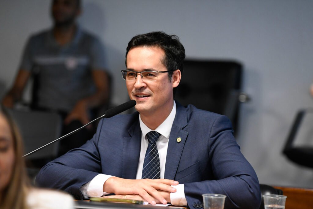 **Quem são os personagens envolvidos na discussão?** A discussão envolve o ex-deputado **Deltan Dallagnol**, que atualmente é pré-candidato ao Senado pelo partido Novo, e o deputado **Zeca Dirceu**, do PT. A controvérsia ganhou destaque após uma troca de acusações entre os dois políticos. **Qual foi a acusação feita por Zeca Dirceu?** Segundo a publicação, Zeca Dirceu acusou Deltan Dallagnol de ter sido "pego tentando desviar R$ 2 bilhões de recursos públicos". Essa acusação foi feita em um contexto de críticas políticas e gerou uma resposta imediata de Deltan. **Como Deltan Dallagnol respondeu à acusação?** Deltan Dallagnol reagiu à acusação de Zeca Dirceu compartilhando uma imagem do ex-ministro **José Dirceu**, pai de Zeca, sendo preso pelo conhecido 'Japonês da Federal'. Deltan usou essa imagem para lembrar as condenações de José Dirceu no caso do **Mensalão**, um escândalo de corrupção que abalou o cenário político brasileiro. **O que foi o Mensalão?** O **Mensalão** foi um escândalo de corrupção revelado em 2005, envolvendo a compra de votos de parlamentares no Congresso Nacional durante o governo do então presidente Luiz Inácio Lula da Silva. José Dirceu, que era ministro-chefe da Casa Civil na época, foi um dos principais envolvidos e acabou sendo condenado por corrupção ativa. **Qual é a relevância das condenações de José Dirceu no contexto atual?** As condenações de José Dirceu no Mensalão continuam a ser um ponto de referência em debates políticos no Brasil. Para Deltan Dallagnol, trazer à tona essas condenações serve como uma estratégia para desviar a atenção das acusações feitas contra ele e para atacar a credibilidade de Zeca Dirceu, associando-o aos crimes do pai. **Por que Deltan Dallagnol é uma figura relevante na política brasileira?** Deltan Dallagnol ganhou notoriedade nacional como procurador da República e coordenador da força-tarefa da **Operação Lava Jato**, que investigou e desmantelou esquemas de corrupção envolvendo grandes empresas e políticos no Brasil. Sua atuação na Lava Jato o tornou uma figura pública de destaque, o que ele agora busca capitalizar em sua carreira política. **Qual é o impacto dessas trocas de acusações no cenário político?** Trocas de acusações como essa entre Deltan Dallagnol e Zeca Dirceu são comuns no cenário político brasileiro e refletem a polarização existente no país. Elas podem influenciar a opinião pública e afetar a imagem dos envolvidos, especialmente em períodos eleitorais, quando a reputação dos candidatos está sob intenso escrutínio. **Como o público deve interpretar essas acusações e respostas?** O público deve analisar essas acusações e respostas com um olhar crítico, considerando o histórico dos envolvidos e o contexto em que essas declarações são feitas. É importante buscar informações de múltiplas fontes para formar uma opinião bem fundamentada sobre os fatos apresentados. **Qual é a importância de discutir temas como corrupção e ética na política?** Discutir temas como **corrupção** e **ética na política** é crucial para a construção de uma sociedade mais justa e transparente. A conscientização sobre esses temas pode levar a uma maior participação cidadã e a uma pressão por reformas que visem a integridade e a responsabilidade no serviço público.