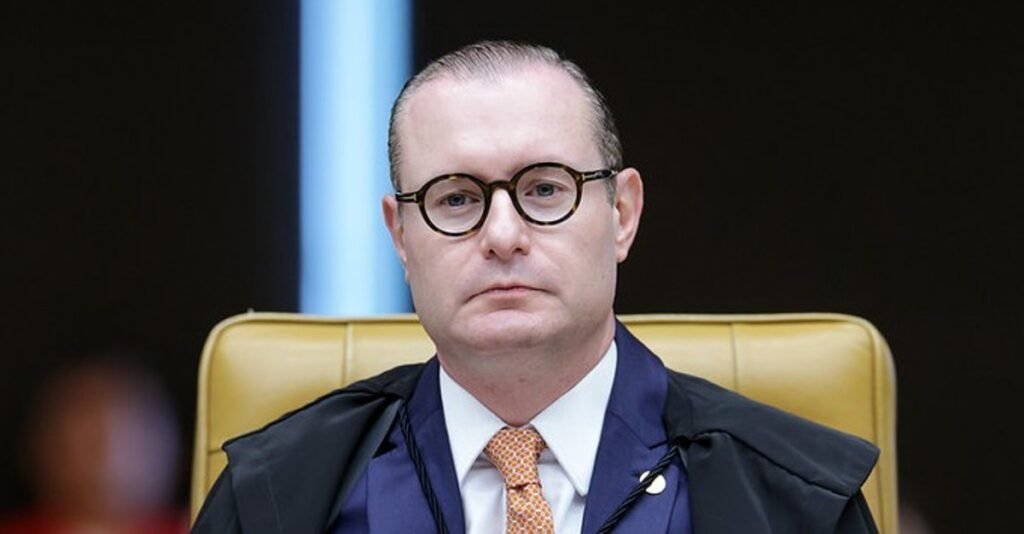 **Cristiano Zanin vota por derrubar liminar e não prorrogar CPMI do INSS** O que motivou o voto de Cristiano Zanin contra a prorrogação da CPMI do INSS? Segundo a publicação, o ministro **Cristiano Zanin**, do Supremo Tribunal Federal (STF), votou contra a prorrogação da Comissão Parlamentar Mista de Inquérito (CPMI) do INSS, argumentando que não está configurado "o direito líquido e certo" alegado na ação. Zanin destacou que a **Constituição** não garante a prorrogação de CPIs, mencionando que o artigo 58, parágrafo terceiro, fala na criação de comissões parlamentares, mas não em sua prorrogação. Quais foram os principais argumentos de Zanin? O ministro enfatizou que a **jurisprudência** do próprio Supremo não apoia o pedido de prorrogação. Ele afirmou que os precedentes e julgados da Corte tratam da criação de comissões parlamentares de inquérito, mas não de sua prorrogação. Dessa forma, concluiu que estão ausentes os requisitos legais e constitucionais para a concessão da ordem. Como Zanin diferencia a criação e a prorrogação de uma comissão? Zanin argumentou que a criação e a prorrogação de uma comissão são situações distintas. A criação envolve o ato de instalar e iniciar uma investigação, enquanto a prorrogação não decorre automaticamente do texto constitucional. Ele destacou que a eventual extensão dos trabalhos não pode ser equiparada ao ato de instalação. Qual é o papel das regras regimentais na decisão sobre a prorrogação? O ministro observou que, mesmo que as regras regimentais fossem consideradas, não haveria obrigação de prorrogação. Ele apontou que o dispositivo citado no processo utiliza a expressão "poderá", indicando uma margem de decisão política. Nesse sentido, Zanin reforçou que caberia ao **Congresso** avaliar a conveniência da continuidade da comissão, e não ao Judiciário impor essa decisão. Qual é o contexto do julgamento no STF? O plenário do Supremo está julgando se mantém ou revoga a liminar concedida pelo ministro **André Mendonça**, que determinou a prorrogação da CPMI do INSS após um impasse sobre a leitura do requerimento no Congresso. A decisão liminar foi tomada após parlamentares apontarem omissão da Mesa do Congresso na condução do pedido de extensão do prazo. Mendonça entendeu que, em situações excepcionais, o direito da minoria parlamentar poderia justificar a continuidade dos trabalhos da comissão. Qual é o impacto do voto de Zanin no julgamento? Com o voto de Cristiano Zanin, o placar do julgamento chega a quatro votos a um pela derrubada da liminar, consolidando maioria no sentido de que não cabe ao Supremo impor a prorrogação da CPMI. Caso esse entendimento prevaleça, a comissão volta a ficar sujeita ao prazo originalmente previsto para encerramento. Como outros ministros se posicionaram sobre a questão? O ministro **Flávio Dino** abriu divergência e votou contra a prorrogação da CPMI do INSS, enquanto André Mendonça votou a favor da prorrogação por 60 dias. O ministro **Carlos Viana** não esperou o referendo do STF e prorrogou a CPMI do INSS. Em resumo, a decisão de Zanin reflete uma interpretação restritiva da Constituição e das regras regimentais, enfatizando a distinção entre a criação e a prorrogação de comissões parlamentares. O julgamento no STF continua a ser um ponto crucial para determinar o futuro da CPMI do INSS.