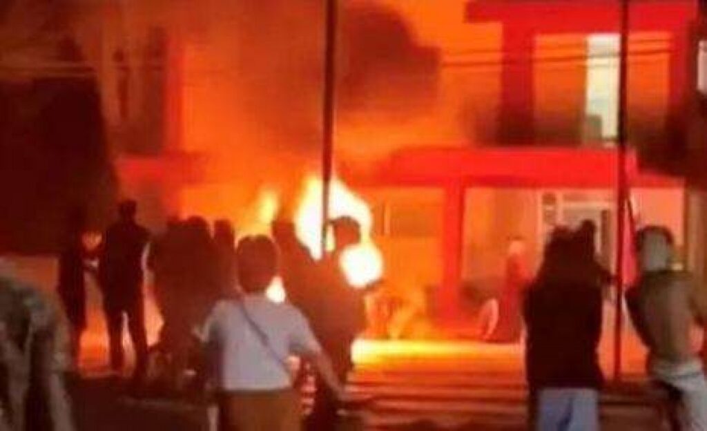 No último sábado, 14 de março de 2026, manifestantes em Morón, na província de Ciego de Ávila, Cuba, tomaram uma atitude ousada ao atacar e incendiar a sede municipal do **Partido Comunista**. Este ato de revolta simboliza um crescente descontentamento popular com o regime vigente, que muitos cubanos consideram opressor. Segundo a publicação do Jornal da Cidade Online, o protesto foi desencadeado por anos de insatisfação acumulada devido às condições de vida precárias e à falta de liberdades individuais. A ação em Morón é vista como um reflexo do desejo de mudança e da busca por uma sociedade mais justa e democrática. A situação em Cuba tem se deteriorado ao longo dos anos, com a população enfrentando escassez de alimentos, medicamentos e outros bens essenciais. De acordo com o site, a crise econômica, agravada por sanções internacionais e pela má gestão interna, tem sido um fator crucial para o aumento das tensões sociais. Além disso, a repressão política e a censura são práticas comuns, limitando a liberdade de expressão e o direito de manifestação. Esses elementos têm contribuído para um ambiente de insatisfação generalizada, levando muitos cubanos a se arriscarem em protestos, apesar das possíveis represálias do governo. O ataque à sede do Partido Comunista em Morón é apenas um exemplo do crescente movimento de resistência em Cuba. Conforme relatado pela fonte, a população está cada vez mais disposta a desafiar a autoridade do governo em busca de mudanças significativas. Este evento pode ser um prenúncio de uma nova era de ativismo e resistência na ilha, onde o povo cubano, cansado de décadas de opressão, está se unindo para exigir seus direitos e lutar contra a **tirania**. A comunidade internacional observa atentamente, enquanto o futuro de Cuba permanece incerto, mas com a esperança de que esses atos de coragem possam levar a uma transformação positiva no país.