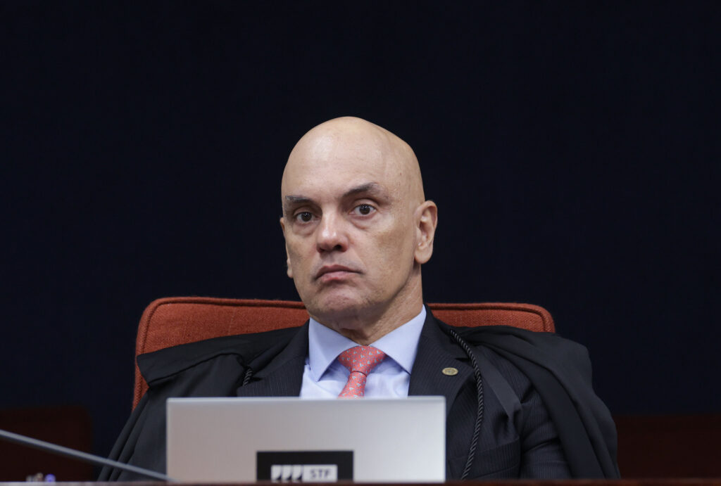 Ana Claudia Consani de Moraes, **cunhada de Alexandre de Moraes**, esteve envolvida na elaboração do código do **Banco Master**, conforme relatado pela Gazeta do Povo. Este fato chamou a atenção do deputado Kim Kataguiri, que expressou a intenção de convocá-la para prestar esclarecimentos na **Comissão Parlamentar Mista de Inquérito (CPMI)**. A participação de Ana Claudia no desenvolvimento do código do banco levanta questões sobre possíveis conflitos de interesse, dado o vínculo familiar com Alexandre de Moraes, uma figura influente no cenário político e jurídico brasileiro. Segundo a publicação, a atuação de Ana Claudia no Banco Master não é um caso isolado, mas parte de uma série de relações profissionais que envolvem familiares de figuras públicas em instituições financeiras. A preocupação de Kim Kataguiri em convocá-la à CPMI reflete um esforço para investigar a extensão e a natureza dessas relações, buscando assegurar que não haja interferências indevidas ou favorecimentos em contratos e serviços prestados. A CPMI tem como objetivo principal investigar possíveis irregularidades e garantir a transparência nas relações entre o setor público e privado. O envolvimento de familiares de autoridades em negócios com instituições financeiras é um tema sensível e frequentemente debatido no Brasil. A convocação de Ana Claudia à CPMI, conforme sugerido por Kataguiri, poderia trazer à tona informações relevantes sobre a dinâmica dessas relações e contribuir para um debate mais amplo sobre ética e transparência no serviço público. A situação destaca a importância de mecanismos de controle e fiscalização para evitar que laços pessoais influenciem decisões que deveriam ser pautadas pelo interesse público.