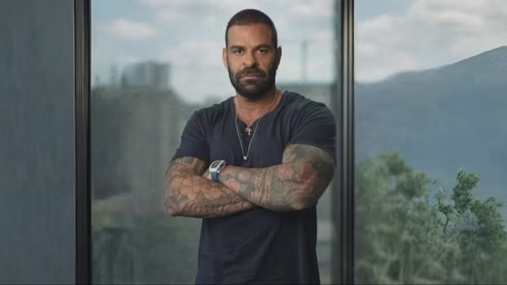 O empresário **Fabiano Zettel**, conhecido por ser o cunhado de **Daniel Vorcaro**, proprietário do **Banco Master**, realizou um aporte significativo de **R$ 48,5 milhões** na empresa **Super Empreendimentos** em 2022. Este investimento foi revelado através da declaração de **Imposto de Renda** de Zettel. A Super Empreendimentos é uma entidade que está sob investigação da **Polícia Federal**, sendo apontada como um veículo para a prática de **crimes financeiros** e **lavagem de dinheiro**. Mas como essa operação foi estruturada e qual o papel de cada envolvido? A Super Empreendimentos, segundo as investigações, teria sido utilizada para canalizar recursos para a "turma", um grupo que, de acordo com a Polícia Federal, estaria envolvido em atividades de natureza miliciana. Mas quem compõe essa "turma"? E qual seria o papel de Fabiano Zettel nesse esquema? As investigações ainda estão em andamento, mas o aporte de Zettel levanta questões sobre o seu envolvimento e conhecimento das atividades ilícitas. Por que a Super Empreendimentos foi escolhida para essa operação? A escolha de uma empresa para servir como fachada em esquemas de lavagem de dinheiro geralmente se baseia em sua capacidade de movimentar grandes quantias sem levantar suspeitas imediatas. A Super Empreendimentos, com sua estrutura e operações, pode ter oferecido a cobertura perfeita para tais transações. No entanto, a revelação do aporte de R$ 48,5 milhões trouxe à tona a necessidade de uma investigação mais profunda. Qual é a relação entre Fabiano Zettel e Daniel Vorcaro? Sendo cunhado de Vorcaro, Zettel possui uma ligação familiar direta com o dono do Banco Master. Essa relação pode ter facilitado a movimentação de recursos e a execução das operações financeiras sob suspeita. No entanto, a natureza exata dessa colaboração ainda está sob investigação. Como a Polícia Federal está conduzindo essa investigação? A investigação da Polícia Federal envolve a análise de documentos financeiros, declarações de imposto de renda e transações bancárias. O objetivo é mapear o fluxo de dinheiro e identificar todos os envolvidos no esquema. A colaboração entre diferentes órgãos de fiscalização e a utilização de tecnologia avançada são essenciais para desvendar a complexidade desse caso. Quais são as possíveis consequências para os envolvidos? Se comprovado o envolvimento de Fabiano Zettel e outros no esquema de lavagem de dinheiro, as consequências podem incluir processos criminais, multas significativas e penas de prisão. Além disso, o caso pode afetar a reputação do Banco Master e de seus associados, impactando suas operações e relações comerciais. O que esse caso revela sobre o combate ao crime financeiro no Brasil? Este caso destaca os desafios enfrentados pelas autoridades brasileiras no combate ao crime financeiro e à lavagem de dinheiro. A sofisticação dos esquemas e a participação de indivíduos influentes tornam a investigação complexa e demorada. No entanto, também demonstra o compromisso das autoridades em investigar e punir atividades ilícitas, independentemente do status dos envolvidos. Em resumo, o aporte de **R$ 48,5 milhões** por **Fabiano Zettel** na **Super Empreendimentos** levanta questões significativas sobre a utilização de empresas para fins ilícitos e a complexidade dos esquemas de **lavagem de dinheiro** no Brasil. A investigação em curso pela **Polícia Federal** será crucial para esclarecer o papel de cada envolvido e garantir que a justiça seja feita.