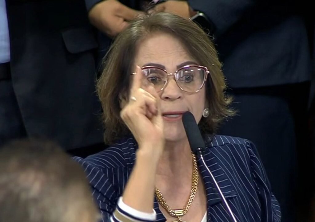 Por que Damares Alves criticou Gilmar Mendes? Damares criticou Gilmar Mendes por chamar de "vexame" os vazamentos de dados sigilosos da CPMI do INSS, defendendo os assessores envolvidos na investigação. Qual foi a reação de Damares às declarações de Gilmar? Ela se mostrou indignada, afirmando que sua intenção era defender os assessores, não os parlamentares, e que o trabalho deles não deveria ser desqualificado. O que Gilmar Mendes disse sobre os vazamentos? Gilmar Mendes classificou os vazamentos de dados sigilosos da CPMI como um "vexame" e apontou condutas inadequadas de quem teve acesso às informações. Como Damares defendeu os assessores? Damares destacou a dedicação e a integridade dos assessores, afirmando que eles não deveriam ser generalizados ou desqualificados pelas críticas de Gilmar. O que Damares disse sobre a "sala-cofre"? Ela rebateu a acusação de que óculos com tecnologia de gravação foram usados na "sala-cofre", afirmando que a crítica generalizou condutas injustamente. Qual foi o impacto emocional mencionado por Damares? Damares mencionou que o conteúdo analisado causou forte abalo emocional, especialmente devido à forma como mulheres foram objetificadas nos materiais. Como Damares descreveu a cooperação na CPMI? Ela destacou o ambiente de cooperação entre assessores de diferentes espectros políticos, unidos pelo enfrentamento à corrupção, independentemente de alinhamento partidário. Por que Damares mencionou a divisão de marmitas? Para ilustrar a união e a colaboração entre os assessores durante os trabalhos da CPMI, mostrando que a corrupção incomoda a todos, independentemente de ideologia. Qual foi a crítica final de Damares a Gilmar Mendes? Damares criticou a generalização feita por Gilmar, defendendo o reconhecimento do trabalho dos assessores e afirmando que eles não deveriam ser jogados "numa vala de lama". O que Gilmar Mendes votou sobre a CPMI? Gilmar Mendes votou por derrubar a prorrogação da CPMI, apontando abusos no processo. Qual é o tamanho do relatório final da CPMI do INSS? O relatório final da CPMI do INSS tem 4,4 mil páginas e inclui 218 indiciados. O que Damares espera com suas críticas? Ela espera honrar o trabalho dos assessores e garantir que suas reputações não sejam injustamente manchadas pelas críticas de Gilmar Mendes. Como Damares descreveu os assessores? Ela os descreveu como honrados, valentes e incríveis, ressaltando a importância de seu trabalho na CPMI. Qual foi o papel dos assessores na CPMI? Os assessores atuaram diretamente na investigação, analisando dados sigilosos e contribuindo para o relatório final da comissão. Como Damares vê a corrupção? Damares vê a corrupção como um problema que incomoda a todos, independentemente de orientação política, e que deve ser enfrentado coletivamente.