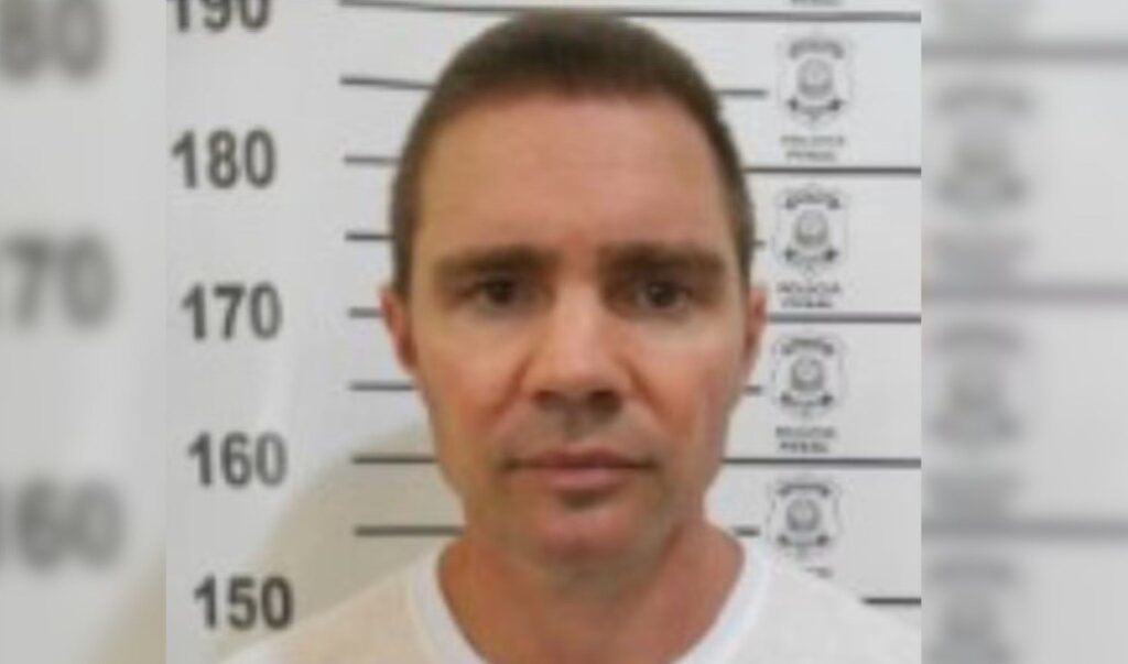 **Daniel Vorcaro**, ex-banqueiro e dono do Banco Master, foi transferido para uma **cela comum** na Superintendência da Polícia Federal em Brasília. A informação foi confirmada pelo diretor-geral da corporação, **Andrei Rodrigues**, na manhã desta sexta-feira, 20. Segundo a publicação, Vorcaro está sozinho na cela, uma vez que não há outros detidos no local. Essa transferência marca um ponto significativo na trajetória do ex-banqueiro, que agora enfrenta as condições de detenção comuns a outros presos, apesar de sua posição anterior no setor financeiro. A Superintendência da Polícia Federal em Brasília é conhecida por utilizar suas instalações para diversas finalidades, incluindo a detenção de indivíduos de interesse em investigações federais. Segundo o site, a decisão de manter Vorcaro em uma cela comum, mas isolada, reflete a ausência de outros detidos na unidade, garantindo que ele permaneça sozinho. Essa situação pode ser vista como uma medida de segurança, tanto para Vorcaro quanto para a administração da unidade, que precisa gerenciar a logística de detenção de maneira eficiente e segura. A transferência de Daniel Vorcaro para uma cela comum na sede da PF em Brasília levanta questões sobre o tratamento de indivíduos de alto perfil no sistema de justiça brasileiro. Enquanto muitos podem esperar que figuras públicas ou de influência recebam tratamento diferenciado, a decisão de colocá-lo em uma cela comum, ainda que isolada, sugere um compromisso com a igualdade de tratamento dentro do sistema. Segundo a publicação, essa medida pode ser interpretada como um esforço para demonstrar transparência e imparcialidade nas ações da Polícia Federal, reforçando a ideia de que todos são iguais perante a lei, independentemente de seu status social ou profissional.