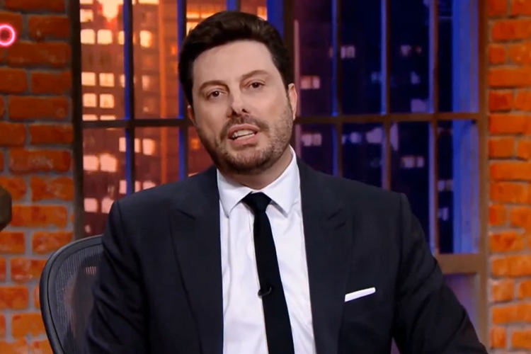 O apresentador **Danilo Gentili**, conhecido por seu trabalho no programa "The Noite", recentemente fez uma revelação interessante sobre o renomado ator de **Hollywood**, **Sean Astin**. Durante uma de suas aparições, Gentili compartilhou detalhes que surpreenderam muitos fãs do ator, que é amplamente reconhecido por seus papéis em filmes icônicos como "Os Goonies" e a trilogia "O Senhor dos Anéis". Segundo a publicação da Área VIP, Gentili destacou aspectos pouco conhecidos da vida pessoal e profissional de Astin, trazendo à tona histórias que não são frequentemente discutidas na mídia. Sean Astin, que conquistou uma legião de fãs ao interpretar o personagem Samwise Gamgee na trilogia "O Senhor dos Anéis", tem uma carreira que se estende por várias décadas. De acordo com o site, Gentili mencionou que Astin não apenas brilhou nas telas, mas também enfrentou desafios significativos ao longo de sua trajetória. Esses desafios, segundo Gentili, moldaram Astin tanto como ator quanto como indivíduo, contribuindo para sua profundidade e versatilidade artística. Além disso, Gentili ressaltou a dedicação de Astin ao seu ofício, algo que é evidente em cada um de seus desempenhos memoráveis. A revelação de Danilo Gentili não apenas trouxe à tona aspectos menos conhecidos da vida de Sean Astin, mas também destacou a admiração que muitos têm por ele dentro e fora da indústria cinematográfica. Conforme relatado pela Área VIP, Gentili enfatizou a importância de reconhecer o trabalho árduo e a paixão que Astin investe em cada projeto. Essa visão oferece aos fãs uma nova perspectiva sobre o ator, permitindo que apreciem ainda mais suas contribuições para o cinema. A discussão de Gentili sobre Astin serve como um lembrete do impacto duradouro que atores dedicados podem ter em suas audiências e na cultura popular como um todo.