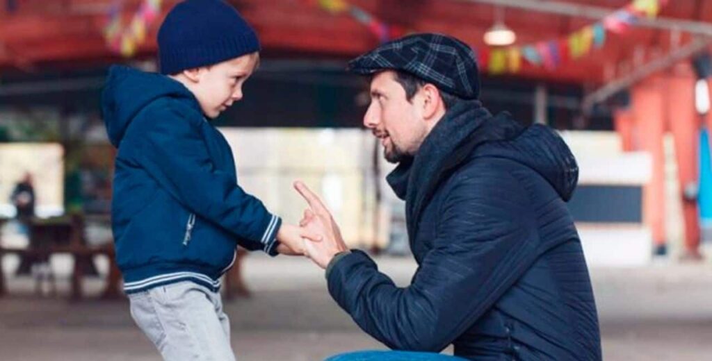 **Dar limites a seu filho desde cedo não é ser “rígido”, é educá-lo para ser um bom ser humano!** Estabelecer **limites** é uma parte essencial do processo educativo e desempenha um papel crucial no desenvolvimento das crianças. Desde os primeiros anos de vida, as crianças precisam de orientação para entender o que é aceitável e o que não é. Isso não significa ser autoritário ou inflexível, mas sim proporcionar um ambiente seguro e estruturado onde a criança possa crescer e aprender. Os **limites** ajudam as crianças a desenvolver um senso de responsabilidade e autocontrole. Quando uma criança entende que existem regras a serem seguidas, ela começa a perceber a importância de respeitar os outros e o ambiente ao seu redor. Isso é fundamental para que ela se torne um adulto consciente e respeitoso. Além disso, os limites ajudam a criança a se sentir segura, pois ela sabe o que esperar e quais são as consequências de suas ações. É importante que os pais compreendam que estabelecer **limites** não é sinônimo de punição. Pelo contrário, é uma forma de ensinar valores e princípios que serão fundamentais ao longo da vida. Ao definir regras claras e consistentes, os pais estão ajudando seus filhos a desenvolverem habilidades sociais e emocionais essenciais. Isso inclui a capacidade de lidar com frustrações, resolver conflitos e tomar decisões responsáveis. A consistência é um elemento chave ao estabelecer **limites**. As crianças precisam saber que as regras são aplicadas de forma consistente e que as consequências são justas e proporcionais. Isso não apenas reforça o aprendizado, mas também ajuda a construir um relacionamento de confiança entre pais e filhos. Quando as crianças sabem que podem contar com seus pais para serem justos e consistentes, elas se sentem mais seguras e confiantes. Outro aspecto importante é a comunicação. Os pais devem explicar o motivo por trás de cada regra e limite estabelecido. Isso ajuda a criança a entender a lógica por trás das regras e a importância de segui-las. Além disso, ao envolver as crianças no processo de definição de limites, os pais estão incentivando a autonomia e o pensamento crítico. As crianças que participam desse processo tendem a ser mais cooperativas e a respeitar mais as regras. É fundamental lembrar que cada criança é única e que os **limites** devem ser adaptados às necessidades individuais de cada uma. O que funciona para uma criança pode não ser eficaz para outra. Portanto, os pais devem estar atentos às características e ao temperamento de seus filhos ao estabelecer limites. Isso requer paciência, observação e, muitas vezes, ajustes ao longo do tempo. Por fim, é importante que os pais sejam modelos de comportamento para seus filhos. As crianças aprendem muito mais pelo exemplo do que pelas palavras. Portanto, é essencial que os pais demonstrem o comportamento que esperam de seus filhos. Isso inclui respeitar os limites dos outros, ser honesto, responsável e tratar os outros com gentileza e respeito. Em resumo, dar **limites** a seu filho desde cedo é uma forma de educá-lo para ser um bom ser humano. É um ato de amor e cuidado que prepara a criança para enfrentar os desafios da vida com confiança e responsabilidade. Ao estabelecer limites claros, consistentes e justos, os pais estão contribuindo para o desenvolvimento de adultos equilibrados, respeitosos e conscientes de seu papel na sociedade.