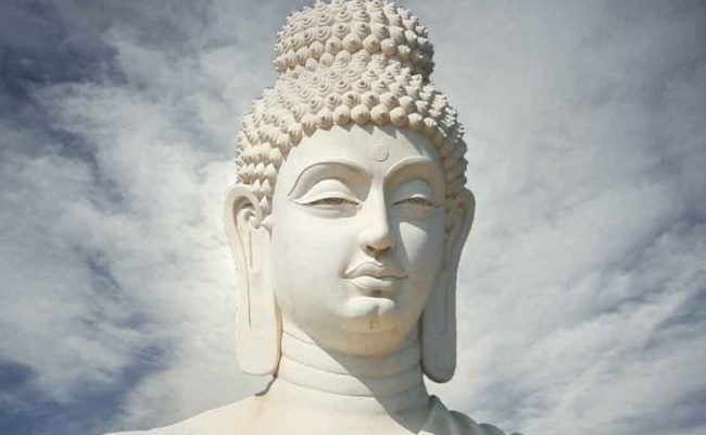 Os ensinamentos de **Buda** oferecem uma perspectiva profunda sobre o conceito de **"amor verdadeiro"**, destacando quatro elementos essenciais que o compõem. Esses elementos são fundamentais para cultivar relações saudáveis e significativas, não apenas com os outros, mas também consigo mesmo. A compreensão e a prática desses componentes podem transformar a maneira como nos relacionamos e percebemos o amor em nossas vidas. O primeiro elemento do amor verdadeiro, segundo Buda, é a **bondade amorosa**. Este componente refere-se ao desejo genuíno de promover a felicidade e o bem-estar do outro. A bondade amorosa é caracterizada por uma intenção pura de ver o outro feliz, sem esperar nada em troca. É um amor altruísta que busca o bem do próximo, respeitando sua individualidade e liberdade. Para cultivar a bondade amorosa, é importante praticar a empatia e a compaixão, colocando-se no lugar do outro e compreendendo suas necessidades e desejos. O segundo elemento é a **compaixão**. A compaixão é a capacidade de sentir e compreender o sofrimento do outro, acompanhada de um desejo sincero de aliviar essa dor. É um componente essencial do amor verdadeiro, pois nos conecta profundamente com os sentimentos e experiências dos outros. A prática da compaixão envolve estar presente para o outro em momentos de dificuldade, oferecendo apoio e compreensão sem julgamentos. A compaixão nos ensina a ser mais humanos e a construir laços mais fortes e significativos. O terceiro elemento é a **alegria**. No contexto do amor verdadeiro, a alegria refere-se à capacidade de encontrar felicidade na felicidade do outro. É um sentimento de contentamento que surge quando vemos o outro prosperar e alcançar seus objetivos. A alegria no amor verdadeiro é livre de inveja e competição; é uma celebração genuína das conquistas e da felicidade do outro. Para cultivar essa alegria, é importante praticar a gratidão e reconhecer as bênçãos e os momentos positivos na vida do outro e na sua própria. O quarto e último elemento é a **equanimidade**. A equanimidade é a capacidade de manter a calma e a estabilidade emocional, independentemente das circunstâncias externas. No amor verdadeiro, a equanimidade nos ajuda a aceitar o outro como ele é, sem tentar mudá-lo ou controlá-lo. É um estado de equilíbrio que nos permite amar de forma incondicional, respeitando a liberdade e a autonomia do outro. A prática da equanimidade envolve o desenvolvimento da paciência e da aceitação, reconhecendo que cada pessoa tem seu próprio caminho e tempo de crescimento. Em resumo, os quatro elementos do amor verdadeiro, segundo Buda, são a **bondade amorosa**, a **compaixão**, a **alegria** e a **equanimidade**. Cada um desses componentes desempenha um papel crucial na construção de relações saudáveis e significativas. Ao incorporar esses elementos em nossas vidas, podemos experimentar um amor mais profundo e autêntico, que transcende as limitações do ego e nos conecta verdadeiramente com os outros. A prática desses ensinamentos budistas nos convida a refletir sobre a natureza do amor e a buscar formas de cultivá-lo de maneira mais consciente e intencional.