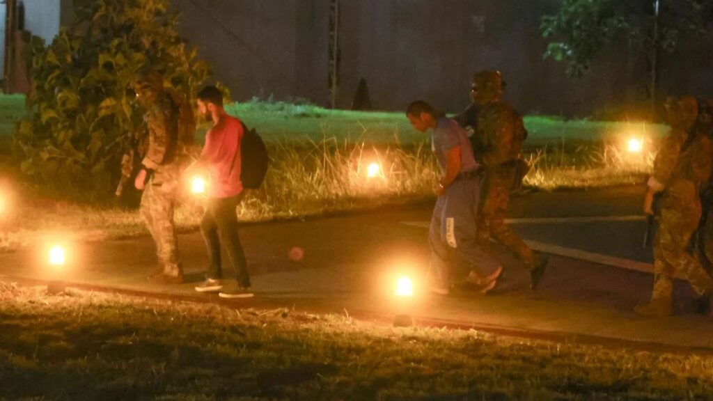A **transferência do banqueiro Daniel Vorcaro** foi autorizada pelo ministro André Mendonça, do Supremo Tribunal Federal (STF), conforme relatado pela publicação ND Mais. Vorcaro, que estava sob custódia, foi transferido para a Superintendência da Polícia Federal. A imagem do banqueiro chegando ao local, **de chinelos e algemado**, chamou a atenção e foi amplamente divulgada, destacando a seriedade com que o caso está sendo tratado pelas autoridades judiciais brasileiras. Segundo a publicação, a decisão do ministro André Mendonça reflete a importância do caso e a necessidade de garantir que todos os procedimentos legais sejam seguidos de maneira rigorosa. A transferência para a Superintendência da Polícia Federal é um passo significativo no processo judicial, permitindo que as investigações prossigam com a devida diligência. O uso de algemas e a vestimenta informal de Vorcaro, ao chegar à superintendência, simbolizam a aplicação imparcial da lei, independentemente do status social ou profissional do indivíduo envolvido. O caso de Daniel Vorcaro destaca questões mais amplas sobre a atuação do sistema judiciário no Brasil e a forma como casos de grande repercussão são tratados. A autorização para a transferência por parte de um ministro do STF sublinha a seriedade do processo e a necessidade de transparência e justiça. Conforme relatado pelo ND Mais, a situação de Vorcaro serve como um lembrete da importância de um sistema legal que funcione de maneira justa e equitativa, assegurando que todos os indivíduos, independentemente de sua posição, sejam tratados de acordo com a lei.