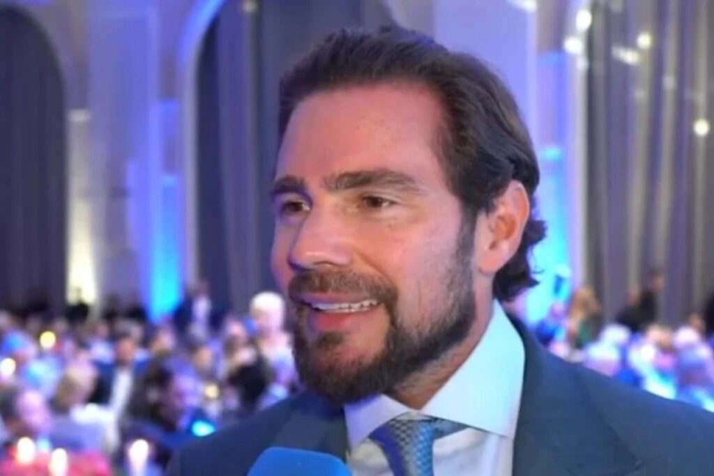 O **Banco Master** está no centro de uma investigação que busca rastrear e recuperar uma série de **bens de luxo** supostamente ligados a **Daniel Vorcaro**. Este processo é parte de um esforço para ressarcir os credores afetados pelas operações do banco. Entre os itens de alto valor que estão sendo investigados, destacam-se propriedades luxuosas e obras de arte renomadas, incluindo peças de artistas como **Pablo Picasso**. A investigação conduzida pelo **liquidante do Banco Master** tem como objetivo principal identificar e recuperar ativos que possam ter sido adquiridos com recursos do banco. A lista de bens inclui uma **mansão** de alto padrão, que se destaca por sua arquitetura sofisticada e localização privilegiada. Esta propriedade é apenas um dos muitos ativos que estão sob escrutínio, à medida que os investigadores procuram mapear a extensão dos bens associados a Vorcaro. Além da mansão, a investigação também se concentra em obras de arte de valor inestimável. Entre elas, uma peça de **Picasso**, cujo valor artístico e financeiro é significativo. Obras de arte como esta não são apenas investimentos financeiros, mas também representam um status cultural e social elevado. A presença de tais obras na lista de bens investigados ressalta a magnitude e a sofisticação dos ativos envolvidos no caso. O processo de rastreamento desses bens é complexo e envolve a colaboração de diversas entidades, incluindo autoridades financeiras e legais. A identificação e recuperação desses ativos são cruciais para garantir que os credores do Banco Master possam ser ressarcidos de forma justa. Este caso destaca a importância de uma gestão financeira transparente e responsável, especialmente em instituições que lidam com grandes volumes de recursos. A investigação também levanta questões sobre a origem dos recursos utilizados para a aquisição desses bens de luxo. A análise detalhada das transações financeiras associadas a Vorcaro é essencial para entender como esses ativos foram adquiridos e se houve uso indevido de fundos do banco. Este aspecto da investigação é fundamental para assegurar que todos os envolvidos sejam responsabilizados e que práticas inadequadas sejam corrigidas. Em resumo, o caso do Banco Master e os bens de luxo associados a Daniel Vorcaro ilustram um cenário complexo de investigação financeira e legal. A recuperação desses ativos é uma etapa crucial para o ressarcimento dos credores e para a restauração da confiança no sistema financeiro. A presença de itens de alto valor, como a mansão e a obra de Picasso, sublinha a importância e a urgência desse processo de investigação e recuperação de bens.