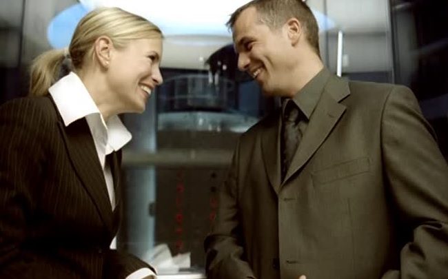 **Falar quatro idiomas** é uma habilidade admirável que abre portas para inúmeras oportunidades profissionais e pessoais. No entanto, muitas vezes, na busca por dominar línguas estrangeiras como **inglês**, **alemão**, **espanhol** e **mandarim**, podemos negligenciar a importância das interações cotidianas e simples, como dizer "bom dia" no elevador. Essa situação reflete uma desconexão entre o aprendizado de idiomas e a prática da **comunicação interpessoal** no dia a dia. A capacidade de se comunicar em várias línguas é frequentemente vista como um símbolo de sucesso e erudição. No entanto, a verdadeira essência da comunicação vai além do conhecimento técnico de idiomas. Ela reside na habilidade de se conectar com as pessoas ao nosso redor, independentemente da língua que falam. Dizer "bom dia" no elevador é um gesto simples, mas poderoso, que demonstra **cortesia**, **respeito** e **empatia**. Esses pequenos atos de comunicação são fundamentais para construir relacionamentos e criar um ambiente mais amigável e acolhedor. Na sociedade atual, onde a globalização e a tecnologia nos conectam a culturas e idiomas diversos, é fácil se concentrar apenas em aprender línguas estrangeiras. No entanto, é crucial lembrar que a **comunicação eficaz** começa em nosso entorno imediato. As interações diárias, como cumprimentar um vizinho ou colega de trabalho, são oportunidades valiosas para praticar habilidades sociais e fortalecer laços comunitários. Ignorar essas interações pode levar a um isolamento social, mesmo em um mundo hiperconectado. Além disso, a prática de cumprimentar as pessoas em situações cotidianas pode melhorar a **inteligência emocional**. Ao reconhecer e responder às emoções dos outros, desenvolvemos uma maior compreensão e sensibilidade em relação às necessidades e sentimentos alheios. Isso é especialmente importante em ambientes multiculturais, onde a diversidade de experiências e perspectivas pode enriquecer nossas vidas de maneiras inesperadas. Portanto, enquanto nos esforçamos para dominar idiomas estrangeiros, é essencial não perder de vista a importância das interações humanas básicas. Dizer "bom dia" no elevador pode parecer trivial, mas é um passo significativo para fomentar uma cultura de **respeito** e **comunicação aberta**. Em última análise, a habilidade de se conectar com os outros em um nível pessoal é tão valiosa quanto a fluência em múltiplas línguas. Em resumo, o aprendizado de idiomas deve ser equilibrado com a prática de habilidades sociais e emocionais. Ao fazer isso, não apenas ampliamos nosso repertório linguístico, mas também enriquecemos nossas vidas e as vidas daqueles ao nosso redor. Afinal, de que adianta falar quatro idiomas se não conseguimos dizer "bom dia" no elevador? A verdadeira comunicação é aquela que constrói pontes, não importa a língua que falamos.