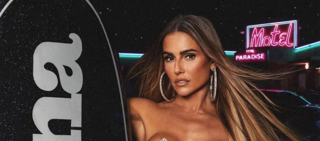 A atriz **Deborah Secco** compartilhou recentemente como aborda o tema de seu papel icônico como **Bruna Surfistinha** com seus filhos. Segundo a publicação, Deborah tem sido aberta e honesta sobre sua atuação no filme, que retrata a vida de uma jovem que se torna uma garota de programa e posteriormente uma figura pública. A atriz enfatiza a importância de explicar o contexto e as escolhas que a levaram a aceitar o papel, destacando a relevância da história e o impacto cultural que o filme teve na sociedade brasileira. No desenvolvimento dessa conversa com seus filhos, Deborah Secco procura transmitir valores de compreensão e respeito, segundo o site. Ela acredita que é essencial que eles entendam a diferença entre a ficção e a realidade, além de reconhecerem o trabalho artístico envolvido na interpretação de personagens complexos. A atriz menciona que utiliza essa oportunidade para discutir temas mais amplos, como julgamentos sociais e a importância de não rotular as pessoas por suas escolhas. Essa abordagem educativa visa preparar seus filhos para lidarem com questões sociais de maneira crítica e empática. Além disso, Deborah Secco reflete sobre o impacto duradouro de seu papel como Bruna Surfistinha em sua carreira e na percepção pública. Ela reconhece que o filme abriu portas para discussões importantes sobre sexualidade e liberdade de escolha, temas que ainda são relevantes nos dias de hoje. Segundo a publicação, a atriz expressa orgulho por ter participado de um projeto que provocou reflexões e debates significativos, e espera que seus filhos, ao compreenderem a profundidade do trabalho, também possam valorizar a arte e suas múltiplas facetas.