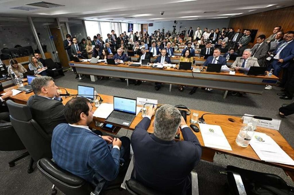 Por que as decisões judiciais estão enfraquecendo as CPIs e CPMIs? Decisões do STF estão impactando o funcionamento das CPIs e CPMIs, segundo o senador Eduardo Girão. Ele afirma que essas decisões estão enfraquecendo esses instrumentos de investigação no Congresso. Qual é a crítica do senador Eduardo Girão ao STF? Girão critica o STF por decisões que, segundo ele, enfraquecem as CPIs e CPMIs. Ele acredita que isso compromete a investigação e o papel fiscalizador do Congresso. Como as decisões judiciais afetam a imunidade parlamentar? O caso do ex-senador Roberto Rocha levanta questões sobre a imunidade parlamentar. Girão sugere que decisões judiciais podem limitar a liberdade de expressão dos parlamentares. O que o senador propõe para defender as prerrogativas parlamentares? Girão defende que a Mesa Diretora do Senado atue na defesa das prerrogativas parlamentares e que haja um posicionamento institucional contra decisões que afetam o Legislativo. Qual é o impacto dessas decisões no funcionamento do Legislativo? Segundo Girão, as decisões judiciais recentes afetam negativamente o funcionamento do Legislativo, limitando a eficácia das CPIs e CPMIs como instrumentos de investigação. Por que a liberdade de expressão no mandato está em discussão? A queixa-crime contra Roberto Rocha por declarações feitas durante o mandato levanta dúvidas sobre os limites da liberdade de expressão parlamentar. Como a situação atual pode influenciar futuras investigações no Congresso? Se as decisões judiciais continuarem a limitar as CPIs e CPMIs, futuras investigações podem ser comprometidas, reduzindo a capacidade do Congresso de fiscalizar o Executivo. Qual é a importância das CPIs e CPMIs no sistema político brasileiro? As CPIs e CPMIs são fundamentais para investigar irregularidades e garantir a transparência no governo, atuando como ferramentas de controle e fiscalização. O que pode acontecer se o Congresso não reagir a essas decisões? Sem uma reação do Congresso, a tendência é que as CPIs e CPMIs percam força, o que pode enfraquecer o papel fiscalizador do Legislativo. Como a sociedade pode ser afetada por esse enfraquecimento? O enfraquecimento das CPIs e CPMIs pode resultar em menos transparência e controle sobre as ações do governo, impactando a confiança pública nas instituições. Por que a defesa das prerrogativas parlamentares é crucial? Defender as prerrogativas parlamentares é essencial para garantir que os legisladores possam atuar livremente e cumprir seu papel de fiscalização e representação. Quais são as possíveis consequências para a democracia brasileira? Se as CPIs e CPMIs forem enfraquecidas, a democracia pode sofrer, pois a fiscalização e o equilíbrio de poderes são fundamentais para um sistema democrático saudável. Como o debate sobre imunidade parlamentar pode evoluir? O debate pode levar a uma reavaliação dos limites da imunidade parlamentar, buscando um equilíbrio entre liberdade de expressão e responsabilidade. O que o caso de Roberto Rocha revela sobre o sistema jurídico? O caso de Rocha destaca a tensão entre o sistema jurídico e o Legislativo, evidenciando a necessidade de clareza sobre os limites da imunidade parlamentar. Como a atuação do STF pode ser vista no contexto político atual? A atuação do STF pode ser vista como uma tentativa de equilibrar poderes, mas também levanta preocupações sobre interferência no Legislativo. Quais são os próximos passos para o Congresso diante dessa situação? O Congresso pode buscar fortalecer suas prerrogativas e garantir que as CPIs e CPMIs continuem a ser ferramentas eficazes de investigação e fiscalização.