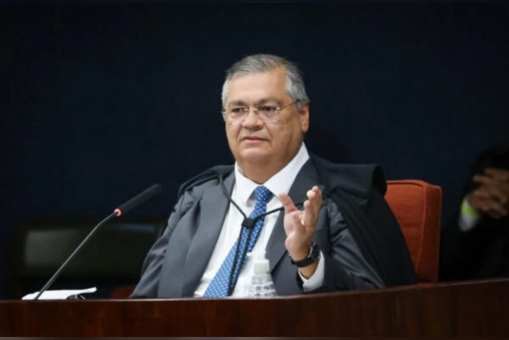A recente **decisão do ministro Flávio Dino**, do Supremo Tribunal Federal (STF), trouxe à tona um impasse legal significativo sobre a **aposentadoria compulsória** de magistrados acusados de crimes graves. Segundo a publicação, Dino proibiu essa prática, gerando um conflito com a **Lei Orgânica da Magistratura (Loman)**, de 1979. A Loman estabelece que a punição máxima para um magistrado que comete uma infração disciplinar grave é a aposentadoria compulsória. No entanto, Dino baseou sua decisão em uma interpretação da **Reforma da Previdência de 2019**, argumentando que não há fundamento jurídico para a aposentadoria compulsória como sanção disciplinar a juízes. Para ele, a pena máxima deve ser a perda do cargo. Por que a decisão de Dino gerou um impasse legal? A Loman, que rege a carreira dos juízes, está em desacordo com a interpretação de Dino, que considera a aposentadoria compulsória uma prática inadequada como punição. Com a aposentadoria compulsória, o juiz recebe um salário proporcional ao tempo de serviço pelo resto da vida, o que, segundo Dino, não se encaixa como punição. Ele argumenta que a **Reforma da Previdência** endureceu as regras de aposentadoria para todos os brasileiros com o objetivo de reduzir despesas e promover maior equilíbrio fiscal, conforme citado pelo advogado Marcelo Lucas. Como a decisão de Dino impacta o sistema judiciário? A decisão afeta diretamente dois magistrados envolvidos em graves denúncias e propõe que, caso o Conselho Nacional de Justiça (CNJ) entenda que o juiz mereça punição máxima, o órgão deve enviar o caso à **Advocacia-Geral da União (AGU)** e, posteriormente, apresentar a ação de perda de cargo ao Supremo. Dino também sugeriu ao presidente do STF e CNJ, ministro Edson Fachin, que reveja o sistema de responsabilidade disciplinar no âmbito do Poder Judiciário. Qual é a posição de outros especialistas e juízes sobre o tema? Muitos defendem a atualização da legislação que rege a magistratura para compatibilizá-la com os princípios constitucionais recentes e com as exigências de responsabilidade administrativa. De 2006 a fevereiro de 2026, 126 magistrados foram punidos com aposentadoria compulsória pelo CNJ, conforme balanço divulgado após a decisão de Dino. O que está sendo feito para resolver o impasse? A Comissão de Constituição e Justiça (CCJ) do Senado adiou a análise de uma **Proposta de Emenda à Constituição (PEC)** que acaba com a aposentadoria compulsória como punição para militares, juízes e membros do Ministério Público. O projeto, apresentado por Dino quando ele era senador, justifica que a aposentadoria compulsória beneficia o agente punido, pois ele continua recebendo salário mesmo sem trabalhar. Dino argumenta que, em caso de falta grave praticada por agente público, a penalidade deve ser a demissão, após o devido processo legal, como é feito em quase todo serviço público civil. Qual é o próximo passo para a PEC? A relatora, senadora Eliziane Gama (PSD-MA), apresentou voto favorável à proposta, com três emendas de redação. Se aprovado na CCJ, o projeto seguirá para a votação dos parlamentares no Plenário da Casa. A decisão de Dino e a proposta de emenda à Constituição refletem uma tentativa de alinhar as práticas do Judiciário com as reformas previdenciárias recentes e as expectativas de responsabilidade administrativa, destacando a necessidade de um entendimento colegiado do STF para harmonizar eventuais conflitos entre normas.