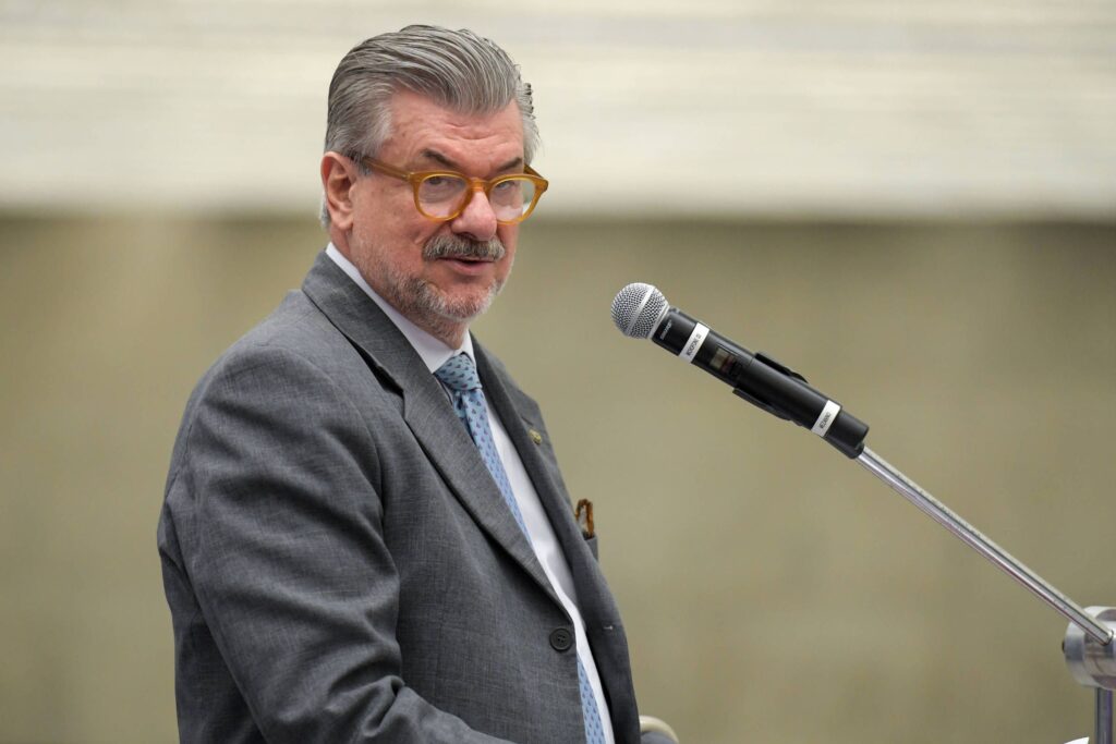 A recente decisão do ministro do **Supremo Tribunal Federal (STF)**, Flávio Dino, de aplicar a perda de cargo e salário como a punição mais severa para magistrados envolvidos em má conduta, pode ter implicações significativas para o ministro do **Superior Tribunal de Justiça (STJ)**, Marco Buzzi. Segundo a publicação, essa medida surge em um contexto de crescente preocupação com a integridade e a responsabilidade no sistema judiciário brasileiro. A decisão de Dino estabelece um precedente que pode afetar diretamente casos de assédio e má conduta, como o de Buzzi, que enfrenta acusações sérias de assédio. De acordo com o site, a decisão de Dino é vista como um marco na busca por maior transparência e responsabilidade dentro do judiciário. A punição de perda de cargo e salário é considerada uma das mais severas, refletindo a gravidade das acusações enfrentadas por alguns magistrados. No caso de Marco Buzzi, a aplicação dessa punição pode resultar em sua remoção do cargo, caso as acusações sejam confirmadas. Essa abordagem rigorosa visa não apenas punir, mas também desencorajar comportamentos inadequados, promovendo um ambiente de trabalho mais seguro e respeitoso. A decisão de Dino, conforme relatado, também destaca a importância de mecanismos eficazes para lidar com má conduta no judiciário. A implementação de punições severas como a perda de cargo e salário pode servir como um forte dissuasor contra o assédio e outras formas de má conduta. Além disso, essa medida pode fortalecer a confiança pública no sistema judiciário, demonstrando que mesmo aqueles em posições de poder não estão acima da lei. A situação de Marco Buzzi, portanto, não é apenas um caso isolado, mas parte de um movimento mais amplo para garantir que a justiça seja aplicada de forma justa e equitativa, independentemente da posição ou influência do acusado.