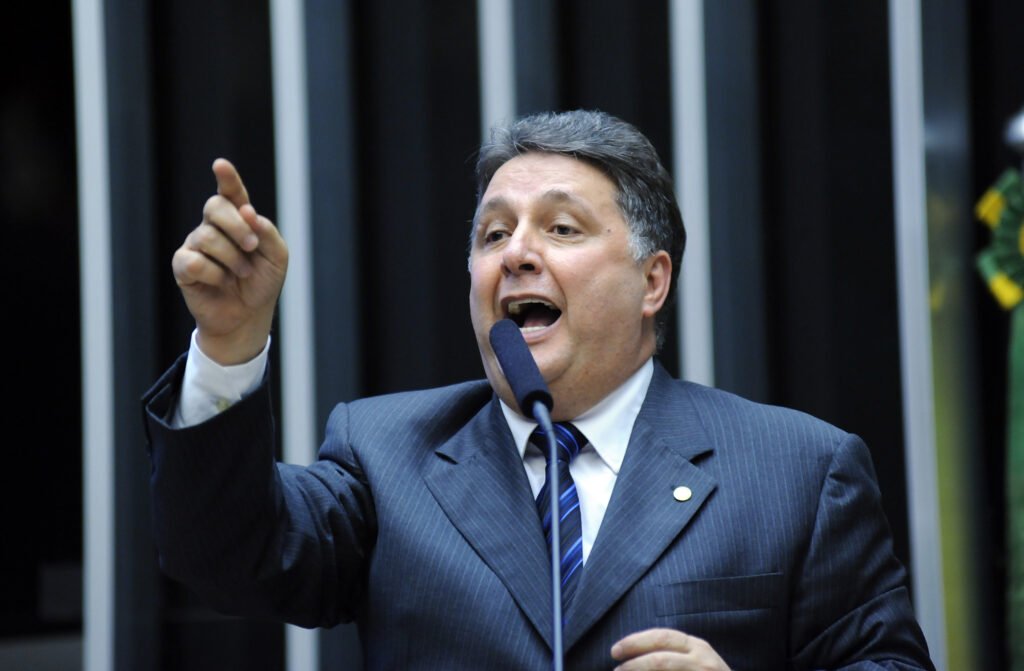 Quem é Anthony Garotinho e por que ele foi condenado? Anthony Garotinho é ex-governador do Rio de Janeiro e ex-prefeito de Campos dos Goytacazes. Ele foi condenado por corrupção eleitoral, associação criminosa e outros crimes relacionados à operação Chequinho. O que é a operação Chequinho? A operação Chequinho investigou o uso do “Programa Cheque Cidadão” para cooptar eleitores. A Polícia Federal mirou crimes de corrupção e falsidade na prestação de contas eleitorais. Por que a condenação de Garotinho foi anulada? O ministro Cristiano Zanin do STF anulou a condenação porque as provas contra Garotinho foram obtidas de forma irregular, a partir de conteúdo eletrônico ilegal. Qual foi a justificativa de Zanin para anular a condenação? Zanin afirmou que as provas foram retiradas de um computador da Secretaria Municipal de Desenvolvimento Humano e Social de Campos dos Goytacazes de forma ilícita. Qual foi a reação de Garotinho à decisão de Zanin? Garotinho comemorou a decisão em suas redes sociais, chamando-a de uma vitória especial e atribuindo a condenação a uma perseguição política. Como a decisão de Zanin impacta o futuro político de Garotinho? Com a condenação anulada, Garotinho pode voltar a disputar eleições, reabrindo seu caminho na política. Qual foi o papel do TSE no caso de Garotinho? O TSE concedeu liberdade a Garotinho sob medidas cautelares e pagamento de fiança, permitindo que ele aguardasse o julgamento em liberdade. Qual é a importância do “Programa Cheque Cidadão” no caso? O programa foi central na operação Chequinho, sendo supostamente usado para cooptar eleitores, o que levou às acusações de corrupção eleitoral. Como a decisão de Zanin se relaciona com a legalidade das provas? Zanin destacou que as provas ilegais não poderiam sustentar a condenação, enfatizando a importância da legalidade na obtenção de provas. Qual foi a acusação contra Garotinho em 2016? Em 2016, Garotinho foi acusado de corrupção, concussão, participação em organização criminosa e falsidade na prestação de contas eleitorais. Qual é a relação de Garotinho com Sérgio Cabral mencionada na decisão? Garotinho atribuiu sua condenação a uma perseguição promovida pelo grupo do ex-governador Sérgio Cabral, sugerindo motivações políticas. Como a decisão de Zanin pode influenciar outros casos judiciais? A decisão reforça a importância da legalidade na obtenção de provas, podendo impactar futuros julgamentos com provas questionáveis. O que significa a decisão monocrática de Zanin em 2024 para Garotinho? Em 2024, Zanin já havia beneficiado Garotinho, permitindo que ele concorresse como candidato a vereador, mostrando um padrão de decisões favoráveis. Qual é a relevância do conteúdo eletrônico ilegal no caso? O conteúdo eletrônico ilegal foi crucial para a condenação, mas sua obtenção irregular levou à anulação da sentença. Como a anulação da condenação afeta a imagem pública de Garotinho? A anulação pode melhorar a imagem pública de Garotinho, apresentando-o como vítima de perseguição política e reforçando sua narrativa de inocência.