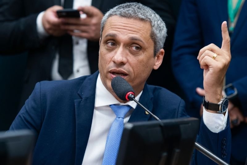 As recentes **declarações de Gustavo Gayer** sobre **Alexandre de Moraes** e **Jair Bolsonaro** têm intensificado a tensão política no Brasil. Segundo a publicação, Gayer critica a condução de medidas judiciais por Moraes, alegando que o ministro do Supremo Tribunal Federal (STF) utiliza a figura de Bolsonaro como um instrumento para controlar a oposição. Essa situação reacende o debate sobre a atuação do STF e os limites institucionais no país. Por que as críticas de Gayer são relevantes? Gayer, deputado federal, argumenta que Alexandre de Moraes mantém o ex-presidente Bolsonaro sob **prisão domiciliar temporária** como uma forma de controle político. Ele acusa Moraes de exercer um **autoritarismo judicial**, caracterizado por decisões unilaterais que ignoram pedidos humanitários assinados por quase 180 deputados. Além disso, Moraes teria negado visitas de parlamentares aliados, transformando o Judiciário em uma ferramenta de perseguição seletiva contra aqueles que discordam do establishment. Como essas ações afetam a democracia brasileira? Segundo a publicação, em vez de julgar com imparcialidade, Moraes exerce poder absoluto sobre processos vagos de "golpismo" e "ataques à soberania". As medidas restritivas impostas por ele serviriam menos para garantir a ordem pública e mais para silenciar, intimidar e castrar qualquer voz opositora. Isso resulta em uma oposição acuada e uma democracia esvaziada, confirmando que o verdadeiro risco à liberdade no Brasil não vem das ruas, mas do gabinete de um ministro que se comporta como dono do país. Qual é a reação das Forças Armadas e de outros setores? Gayer também critica a postura das Forças Armadas, afirmando que há um receio de votar um impeachment contra Moraes. Ele descreve essa situação como uma "vergonha mundial", acusando os generais de serem "frouxos" e de não honrarem a farda que vestem. Essa crítica sugere que as Forças Armadas estariam temerosas de serem perseguidas por Moraes, o que, segundo Gayer, impede o Brasil de sair da "ditadura de um ministro". O que isso significa para o futuro político do Brasil? As declarações de Gayer e as ações de Moraes levantam questões sobre o equilíbrio de poder entre os diferentes ramos do governo e o papel do STF na política brasileira. A tensão entre o Judiciário e outros setores políticos pode ter implicações significativas para a estabilidade democrática do país. A situação atual destaca a necessidade de um debate contínuo sobre os limites institucionais e a importância de preservar a imparcialidade e a justiça no sistema judicial. Em resumo, as críticas de Gayer a Moraes e Bolsonaro refletem preocupações mais amplas sobre a atuação do STF e os desafios enfrentados pela democracia brasileira. A situação exige uma análise cuidadosa e um diálogo aberto para garantir que os princípios democráticos sejam respeitados e que o equilíbrio de poder seja mantido.