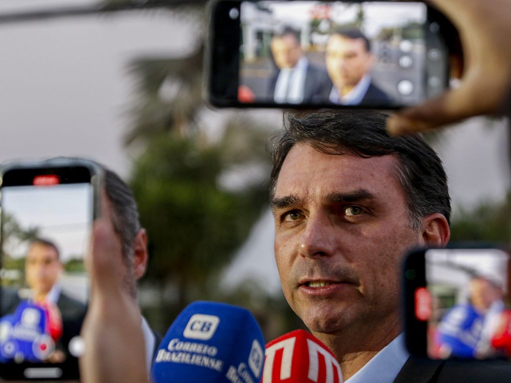 A defesa do ex-presidente Jair **Bolsonaro** está aguardando a emissão de um novo laudo médico para fundamentar um pedido de **prisão domiciliar**. De acordo com Flávio Bolsonaro, o ex-presidente encontra-se em um estado de saúde debilitado, apresentando uma aparência visivelmente abatida, voz enfraquecida e episódios persistentes de soluços. Essas informações foram divulgadas em uma publicação do InfoMoney, que destaca a preocupação da defesa em garantir condições adequadas para o tratamento de saúde de Bolsonaro enquanto ele enfrenta questões legais. A situação de saúde de Bolsonaro tem sido uma preocupação constante desde que ele deixou o cargo. Segundo a publicação, a defesa acredita que o estado de saúde do ex-presidente justifica a solicitação de prisão domiciliar, uma vez que ele necessita de cuidados médicos contínuos que podem ser mais bem administrados fora do ambiente prisional. A expectativa é que o novo laudo médico forneça evidências suficientes para convencer as autoridades judiciais da necessidade de alterar o regime de prisão de Bolsonaro, permitindo que ele receba o tratamento necessário em casa. Além das questões de saúde, o pedido de prisão domiciliar também está inserido em um contexto político e jurídico mais amplo. A defesa de Bolsonaro está empenhada em garantir que seus direitos sejam respeitados durante o processo legal, e o novo laudo médico é visto como uma peça crucial nesse esforço. Conforme relatado pelo InfoMoney, a situação de Bolsonaro continua a ser acompanhada de perto por seus apoiadores e críticos, que aguardam os desdobramentos desse pedido e as decisões das autoridades competentes.