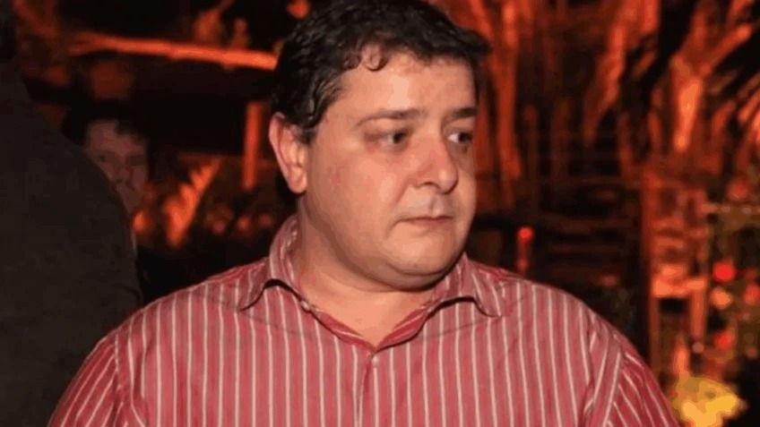 Camilo Antunes, conhecido como **Careca do INSS**, financiou uma viagem para **Lulinha**, filho do ex-presidente Luiz Inácio Lula da Silva, cobrindo despesas de passagens e hospedagem em Portugal. Segundo a publicação do Poder360, a defesa de Lulinha afirma que ele não estava ciente de quaisquer irregularidades ou fraudes associadas a essa viagem. A situação levanta questões sobre a relação entre Antunes e Lulinha, bem como sobre a origem dos recursos utilizados para custear a viagem. De acordo com o site Poder360, a defesa de Lulinha enfatiza que ele não tinha conhecimento de que os recursos utilizados por Camilo Antunes para financiar a viagem poderiam estar ligados a atividades fraudulentas. A defesa argumenta que Lulinha aceitou a oferta de Antunes sem suspeitar de qualquer irregularidade, confiando na legitimidade dos recursos. Essa declaração busca afastar Lulinha de qualquer envolvimento direto em possíveis esquemas ilícitos que possam ter sido operados por Antunes, conhecido por seu apelido devido a seu envolvimento com o Instituto Nacional do Seguro Social (**INSS**). O caso destaca a complexidade das relações pessoais e financeiras entre figuras públicas e indivíduos envolvidos em atividades suspeitas. A defesa de Lulinha está empenhada em dissociá-lo de quaisquer ações ilegais, enquanto as investigações continuam para determinar a extensão das fraudes associadas a Camilo Antunes. Segundo o site Poder360, a situação também ressalta a importância de transparência e diligência na aceitação de ofertas financeiras, especialmente quando envolvem figuras públicas e seus familiares, para evitar associações indesejadas com atividades ilícitas.