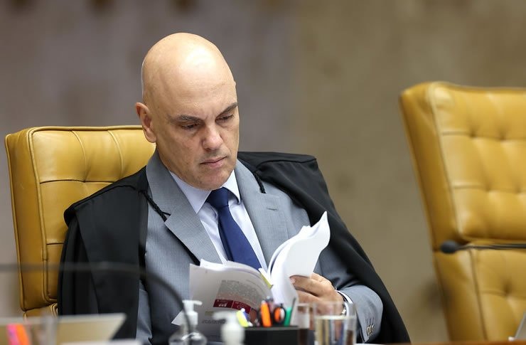 A **defesa do contador Washington Travassos de Azevedo** entrou com uma reclamação no **Supremo Tribunal Federal (STF)**. O objetivo é questionar a falta de acesso a detalhes do processo que resultou na prisão de Washington, ocorrida no último dia 13. A prisão está relacionada a uma investigação sobre o vazamento de dados sigilosos de autoridades. Mas por que a defesa está acionando o STF? A principal alegação da defesa é a ausência de acesso a informações cruciais do processo. Sem esses detalhes, a defesa argumenta que fica comprometida a possibilidade de uma atuação justa e eficaz em favor de Washington. Mas o que exatamente está sendo questionado? A defesa aponta que, durante o depoimento prestado à **Polícia Federal** no dia da prisão, Washington teria fornecido informações que poderiam influenciar o andamento do processo. No entanto, sem acesso aos detalhes do processo, a defesa não consegue verificar se essas informações foram devidamente consideradas. Isso levanta uma questão importante: como garantir o direito à defesa sem acesso completo às informações do processo? O acesso a informações detalhadas é um direito fundamental em qualquer processo legal. Ele garante que a defesa possa atuar de maneira plena, analisando todas as provas e depoimentos que compõem o caso. No entanto, quando esse acesso é negado ou dificultado, surgem preocupações sobre a transparência e a justiça do processo. Mas quais são as implicações disso para o caso de Washington? A falta de acesso pode significar que a defesa não tem como contestar adequadamente as acusações ou apresentar provas que possam inocentar Washington. Isso é especialmente crítico em casos que envolvem acusações graves, como o vazamento de dados sigilosos. A defesa precisa estar ciente de todas as evidências para construir uma estratégia sólida. Mas o que a defesa espera alcançar com a reclamação no STF? Ao acionar o STF, a defesa busca garantir que todos os direitos de Washington sejam respeitados, incluindo o acesso completo ao processo. O STF tem o papel de assegurar que os princípios constitucionais sejam seguidos, garantindo um julgamento justo e imparcial. Mas quais são os próximos passos? Se o STF acatar a reclamação, pode determinar que a defesa tenha acesso imediato a todos os documentos e informações do processo. Isso permitiria que a defesa revisse as provas e depoimentos, ajustando sua estratégia conforme necessário. Mas o que isso significa para o andamento do caso? Com acesso total às informações, a defesa de Washington poderia trabalhar de forma mais eficaz para contestar as acusações. Isso poderia incluir a apresentação de novas provas ou a contestação de evidências apresentadas pela acusação. Em última análise, o objetivo é garantir que Washington tenha um julgamento justo, com todas as garantias legais asseguradas. Em resumo, a ação da defesa de Washington Travassos de Azevedo no STF destaca a importância do acesso a informações detalhadas em processos legais. Sem esse acesso, a capacidade de defesa é significativamente comprometida, levantando preocupações sobre a justiça e a transparência do processo. A decisão do STF sobre essa reclamação pode ter implicações importantes para o caso e para a garantia dos direitos fundamentais em processos judiciais.