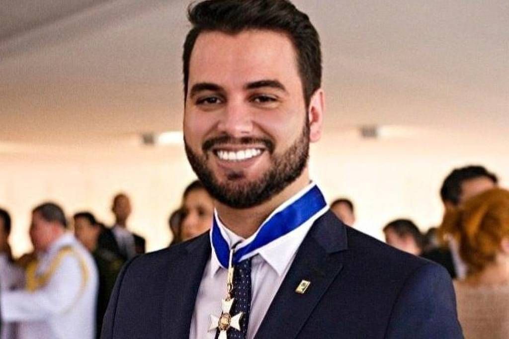 A defesa de **Filipe Martins**, ex-assessor presidencial durante o governo de **Jair Bolsonaro**, apresentou um mandado de segurança ao **Supremo Tribunal Federal (STF)**. O pedido visa a transferência de Martins para um presídio localizado na região metropolitana de Curitiba. A principal justificativa apresentada pela defesa é a garantia da integridade física de Martins, que atualmente se encontra em um presídio cuja localização não foi especificada. Segundo a publicação, a preocupação com a segurança do ex-assessor é o ponto central do pedido, refletindo temores sobre possíveis riscos à sua vida e bem-estar no local onde está detido. A solicitação ao STF destaca a importância de assegurar condições adequadas de segurança para indivíduos que, devido a suas posições anteriores, podem estar mais vulneráveis a ameaças. No caso de Filipe Martins, sua atuação como assessor presidencial o coloca em uma posição de destaque, o que, segundo a defesa, justifica a necessidade de medidas adicionais para proteger sua integridade. A escolha de um presídio na região metropolitana de Curitiba não é aleatória; essa localização é considerada mais segura e adequada para atender às necessidades específicas de segurança de Martins, conforme argumentado no mandado de segurança. O pedido de transferência também levanta questões sobre o tratamento de ex-funcionários de governos em situações judiciais. A defesa de Martins busca garantir que ele receba um tratamento justo e seguro, alinhado com os direitos humanos e as normas legais vigentes. Este caso ressalta a complexidade de equilibrar a aplicação da justiça com a proteção dos direitos individuais, especialmente em contextos politicamente sensíveis. A decisão do STF sobre este pedido poderá estabelecer precedentes importantes para casos futuros envolvendo figuras públicas e a gestão de sua segurança enquanto detidos.