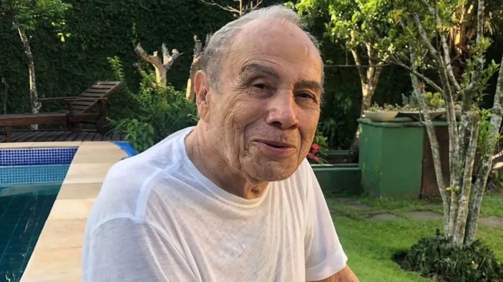 Por que Stênio Garcia está processando suas filhas? Stênio Garcia entrou na Justiça para garantir o usufruto vitalício de um imóvel em Ipanema, alegando que suas filhas ocupam o local injustamente. O que a defesa de Stênio Garcia alega sobre o processo? A defesa afirma que a ação é um ato de subsistência e autopreservação da dignidade do ator, que tem 93 anos. O processo é um ataque direto às filhas de Stênio? Não, segundo o advogado, a ação não é contra as filhas, mas sim para assegurar os direitos básicos do ator. Qual é o valor do imóvel em disputa? O valor atribuído à causa é de R$ 2,5 milhões, referente ao apartamento localizado em Ipanema. Como a defesa de Stênio Garcia vê a repercussão pública do caso? A defesa critica a exposição pública do caso e pede empatia, destacando a importância da privacidade familiar. Quais medidas estão sendo tomadas pela defesa de Stênio? Medidas cíveis e criminais estão sendo adotadas, com confiança no Poder Judiciário do Rio de Janeiro para resolver o conflito. Qual é o pedido de Stênio Garcia à Justiça? Stênio solicita que a Justiça reconheça seu direito de usufruto e determine a imissão na posse do imóvel, permitindo-lhe o controle total da propriedade.