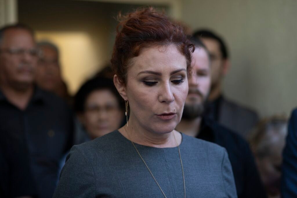 **Defesa de Zambelli diz que vai recorrer de decisão da Justiça italiana sobre extradição** A decisão da **Justiça italiana** de extraditar a ex-deputada federal **Carla Zambelli** ao Brasil gerou uma série de questionamentos e movimentações legais. Segundo a publicação, a defesa de Zambelli afirmou que irá recorrer da decisão que foi aceita pela Corte de Apelações da Itália. Este recurso é um passo importante, pois a decisão ainda não é final e precisa do aval do ministro da Justiça italiano para uma eventual extradição. **Por que a Justiça italiana decidiu extraditar Carla Zambelli?** A decisão de extraditar Zambelli está baseada em um pedido do **Supremo Tribunal Federal (STF)** do Brasil, que busca trazê-la de volta para cumprir uma sentença de 10 anos de prisão. Zambelli foi condenada por invadir os sistemas do **Conselho Nacional de Justiça (CNJ)** e é considerada foragida da Justiça brasileira. A ex-deputada fugiu para a Itália após a decisão do STF e foi presa em julho de 2025. **Como está a situação de Zambelli na Itália?** Zambelli está detida em um presídio nos arredores de Roma, que enfrenta problemas de superlotação. A unidade prisional, com capacidade para 272 mulheres, atualmente abriga 371 detentas. Além disso, há um déficit de funcionários, com apenas 181 agentes penitenciários atuando, quando o necessário seria 214. **Quais são os próximos passos no processo de extradição?** Com o recurso protocolado pela defesa, o caso será revisado pelo **Supremo Tribunal de Cassação** na Itália, que dará o parecer final antes de o caso ser encaminhado ao Ministério da Justiça italiano. Este processo já enfrentou atrasos, com quatro adiamentos de audiências devido a greves e apresentação de novos documentos pela defesa. **Por que Zambelli quer ser julgada na Itália?** Zambelli, que possui cidadania italiana, expressou o desejo de ser julgada no país europeu, alegando que provaria sua inocência em relação à invasão do sistema do CNJ. A Justiça italiana decidiu mantê-la presa durante o julgamento, considerando o risco de fuga. **Quais são os argumentos da defesa contra a extradição?** Durante a primeira audiência, a defesa de Zambelli apresentou argumentos sobre as condições carcerárias no Brasil, caso ela seja extraditada. A documentação brasileira, segundo a publicação, detalha que Zambelli ficaria presa na **Penitenciária Feminina do Distrito Federal**, conhecida como Colmeia, que oferece cursos técnicos e atendimento médico, respeitando padrões de salubridade e segurança. **Qual é a posição do Brasil sobre a extradição?** O Brasil, através do STF, busca a extradição de Zambelli para que ela cumpra sua sentença. O ministro **Alexandre de Moraes** respondeu às preocupações italianas com um documento detalhado sobre as condições da penitenciária onde Zambelli seria detida, destacando que nunca houve rebelião no local e que as detentas recebem assistência adequada. **O que esperar do desfecho deste caso?** O desfecho do caso de extradição de Carla Zambelli dependerá das decisões judiciais na Itália e do aval do Ministério da Justiça italiano. Enquanto isso, a defesa continua a lutar contra a extradição, buscando garantir que Zambelli permaneça na Itália para enfrentar as acusações em um tribunal europeu.