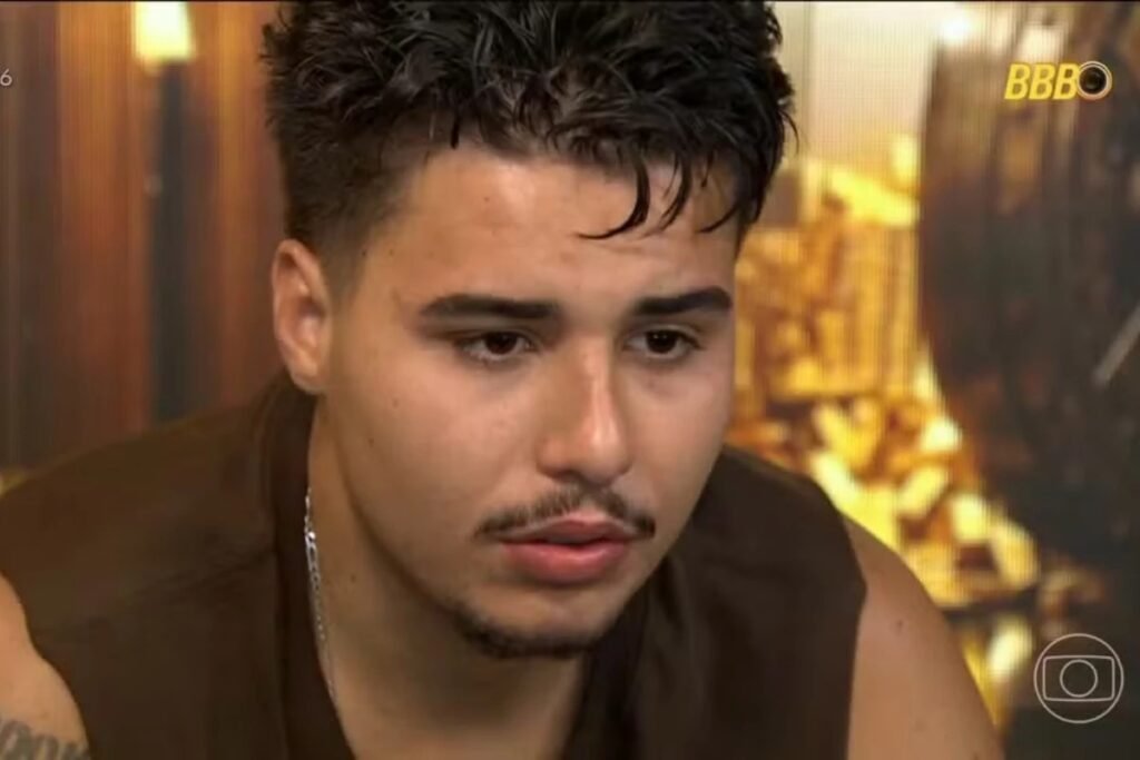 O que aconteceu com Pedro Espíndola na barbearia? Pedro Espíndola, ex-BBB, foi agredido em uma barbearia em Curitiba após ser reconhecido como "abusador". A confusão começou quando ele se recusou a pagar pelo serviço, resultando em um bate-boca e agressão por um funcionário. Por que Pedro Espíndola foi reconhecido como abusador? Pedro foi reconhecido devido a um incidente no BBB, onde tentou beijar uma colega à força. Após admitir a tentativa, ele deixou o programa, mas o caso gerou grande repercussão. Qual foi a reação da defesa de Pedro Espíndola? A defesa afirmou que Pedro foi agredido injustamente e que a situação na barbearia foi influenciada pela repercussão do caso no reality. Eles destacam que a exposição gerou um ambiente de ódio e violência. Como o caso no BBB impactou a vida de Pedro? Após o incidente no BBB, Pedro foi internado em uma clínica psiquiátrica e, mesmo após a alta, seu quadro clínico piorou após a agressão na barbearia. Ele pode precisar de nova internação. Qual é a posição da defesa sobre a participação de Pedro no BBB? A defesa critica a Globo por permitir a entrada de Pedro no programa, alegando que a forma como ele foi tratado embasou um pedido de indenização de R$ 4,2 milhões. Quais são as consequências legais para Pedro Espíndola? Pedro foi indiciado por importunação sexual pela Polícia Civil do Rio de Janeiro. A defesa busca reconstituição fiel dos fatos e critica julgamentos precipitados nas redes sociais.