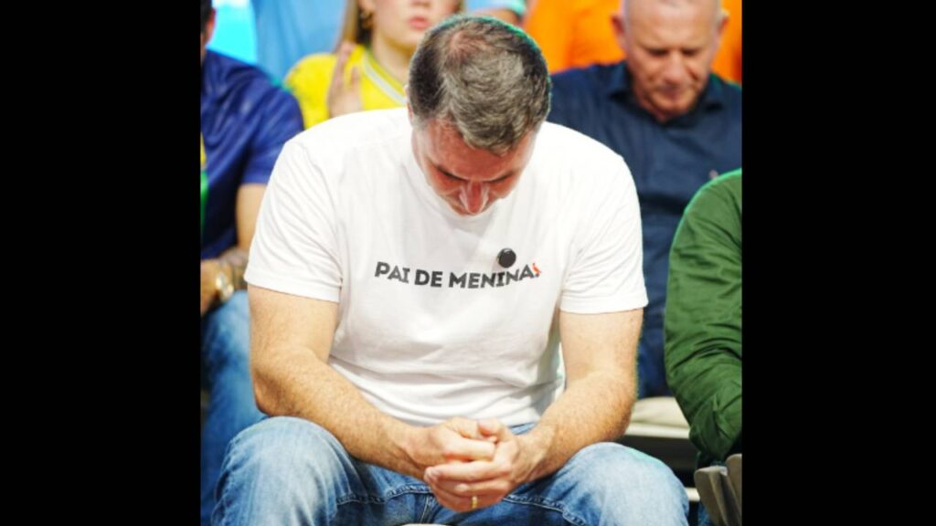 O senador **Flávio Bolsonaro** (PL) afirmou que a defesa de seu pai, o ex-presidente **Jair Bolsonaro**, pretende solicitar ao **Supremo Tribunal Federal (STF)** que permita seu retorno para casa após receber alta médica. Essa declaração surge em meio a um contexto de preocupações com a saúde do ex-presidente, que recentemente passou por procedimentos médicos. A defesa está empenhada em garantir que Bolsonaro possa se recuperar em um ambiente familiar, longe das pressões e responsabilidades que envolvem sua figura pública. Segundo a publicação do **Diário do Poder**, a estratégia da defesa é fundamentada na ideia de que a recuperação de Bolsonaro seria mais eficaz em casa, onde ele poderia contar com o apoio direto de seus familiares. Além disso, a defesa argumenta que, estando em casa, Bolsonaro teria condições de seguir as recomendações médicas de forma mais adequada e com menos estresse. O pedido ao STF visa assegurar que o ex-presidente tenha o direito de se restabelecer plenamente antes de retomar qualquer atividade pública ou política. A situação de Bolsonaro é acompanhada de perto por seus apoiadores e pela mídia, uma vez que sua saúde é um tema de interesse nacional. O pedido ao STF, conforme mencionado por Flávio Bolsonaro, reflete a preocupação da família em garantir que o ex-presidente tenha as melhores condições possíveis para sua recuperação. A decisão do STF sobre este pedido será crucial para determinar os próximos passos na recuperação de Bolsonaro e poderá ter implicações significativas para o cenário político brasileiro.