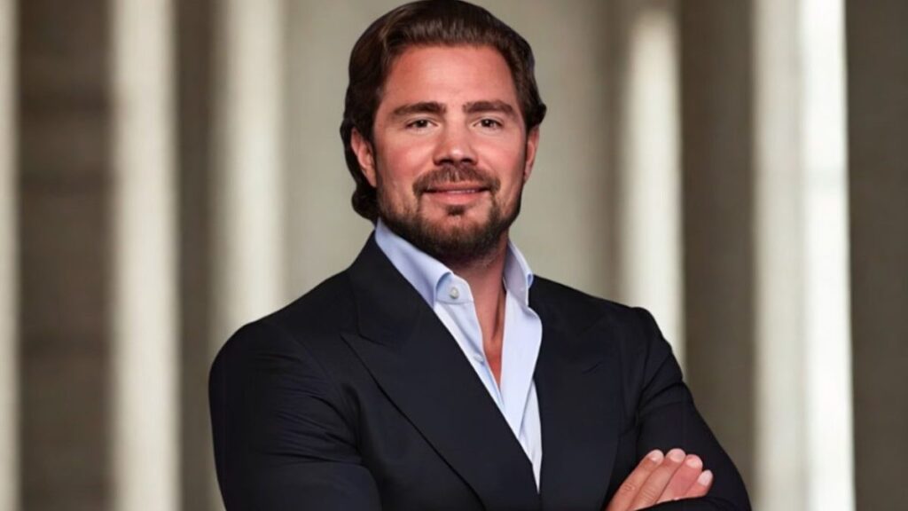 A **delação de Daniel Vorcaro** tem gerado grande apreensão entre as autoridades em Brasília, incluindo o **Supremo Tribunal Federal (STF)**, o **Partido dos Trabalhadores (PT)** e outros setores do governo federal. Segundo a publicação do ND Mais, a delação de Vorcaro possui potencial para impactar profundamente o cenário político brasileiro, uma vez que envolve acusações que podem atingir não apenas parlamentares, mas também governadores e membros do PT. A gravidade das informações reveladas por Vorcaro tem feito com que tanto o governo quanto a oposição acompanhem o caso de perto, atentos às possíveis repercussões políticas e jurídicas. Conforme detalhado pelo site ND Mais, a investigação em torno da delação de Vorcaro está em andamento e promete trazer à tona uma série de implicações para o cenário político nacional. As informações fornecidas por Vorcaro são consideradas sensíveis e, se comprovadas, podem desencadear uma série de processos judiciais e investigações adicionais. A possibilidade de que figuras de destaque no cenário político brasileiro estejam envolvidas em esquemas ilícitos tem gerado um clima de tensão e expectativa em Brasília. O impacto potencial dessas revelações é visto como devastador, podendo alterar significativamente a dinâmica política atual. Além disso, a delação de Vorcaro levanta questões sobre a integridade e a transparência dentro das instituições políticas brasileiras. A publicação do ND Mais destaca que, caso as acusações sejam confirmadas, haverá uma necessidade urgente de reformas e medidas para restaurar a confiança pública nas instituições. A situação também coloca o STF em uma posição delicada, uma vez que a corte pode ser chamada a intervir em processos que envolvem figuras de alto escalão. Assim, a delação de Daniel Vorcaro não apenas assombra Brasília, mas também serve como um lembrete da importância da vigilância e da responsabilidade no exercício do poder político.