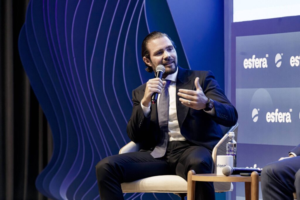 A **delação premiada** do banqueiro **Daniel Vorcaro** está gerando um clima de tensão em Brasília, especialmente em um ano eleitoral. Vorcaro está em negociações com a **Polícia Federal** e a **Procuradoria-Geral da República (PGR)** para formalizar um acordo que pode trazer à tona novas revelações sobre o escândalo envolvendo o **Banco Master**. Este desenvolvimento coloca tanto a classe política quanto o **Supremo Tribunal Federal (STF)** sob intensa pressão. O escândalo do Banco Master já vinha sendo investigado, mas a possibilidade de uma delação premiada por parte de Vorcaro promete trazer novas dimensões ao caso. A delação premiada é um instrumento jurídico que permite a redução de penas em troca de informações valiosas para investigações criminais. No contexto atual, as informações que Vorcaro pode fornecer são aguardadas com grande expectativa, pois podem envolver figuras de destaque na política nacional e até mesmo membros do judiciário. A classe política, já em alerta devido ao ano eleitoral, vê-se agora sob a ameaça de novas revelações que podem impactar candidaturas e alianças. A delação de Vorcaro tem o potencial de expor esquemas de corrupção e conluios que, se comprovados, podem alterar o cenário político. A pressão sobre o STF também é significativa, uma vez que o tribunal pode ser chamado a tomar decisões cruciais com base nas informações reveladas pela delação. O impacto de uma delação desse porte em um ano eleitoral não pode ser subestimado. A confiança do público nas instituições políticas e judiciais está em jogo, e qualquer revelação de corrupção pode influenciar o comportamento dos eleitores. Além disso, o timing das revelações pode ser estratégico, afetando diretamente as campanhas eleitorais e a percepção pública dos candidatos envolvidos. A negociação da delação de Vorcaro com a Polícia Federal e a PGR é um processo delicado, que requer sigilo e precisão. As autoridades estão cientes da importância das informações que podem ser obtidas e da necessidade de garantir que a justiça seja feita sem comprometer a integridade das investigações. A expectativa é que, uma vez formalizado, o acordo de delação possa fornecer provas concretas que ajudem a desmantelar esquemas de corrupção e a responsabilizar os envolvidos. Em resumo, a delação de Daniel Vorcaro é um elemento de grande relevância no cenário político atual. Em um ano eleitoral, as revelações que podem surgir desse acordo têm o potencial de mudar o curso das eleições e de impactar profundamente a confiança nas instituições brasileiras. A classe política e o STF estão sob pressão, e a sociedade aguarda com atenção os desdobramentos desse caso, que promete ser um dos mais significativos dos últimos tempos.